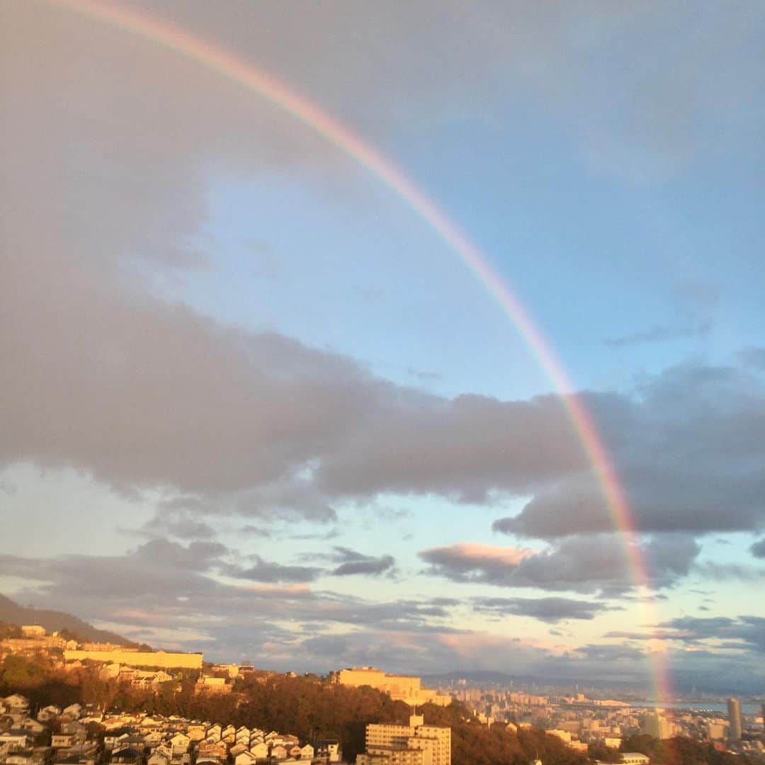 高羽そらのインスタグラム：「今日の夕方５時頃、我が家のバルコニーから見えた虹。虹ができる理屈はわかっていても、それを超える圧倒的な美しさに感動するよね☺️ #神戸　#虹」
