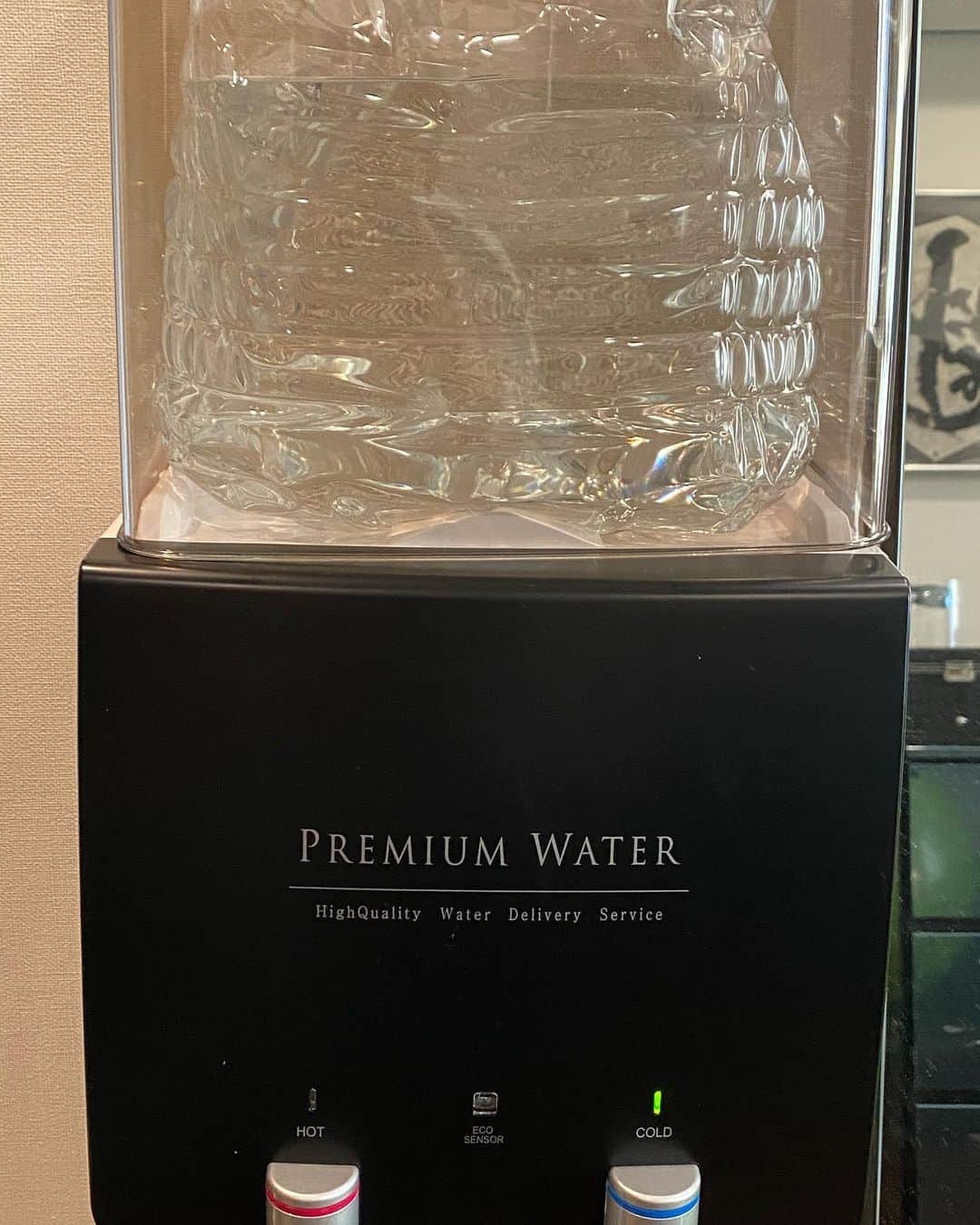 桐生祥秀さんのインスタグラム写真 - (桐生祥秀Instagram)「届いた‼️ 朝起きて水コップ一杯飲めば健康にいいと聞いたがわざわざペットボトルから出すのめんどくさくてやらなかったが これがあれば行けるぜ‼️‼️ #premiumwater  #毎日の朝の習慣にする」1月30日 17時49分 - kiryu1215
