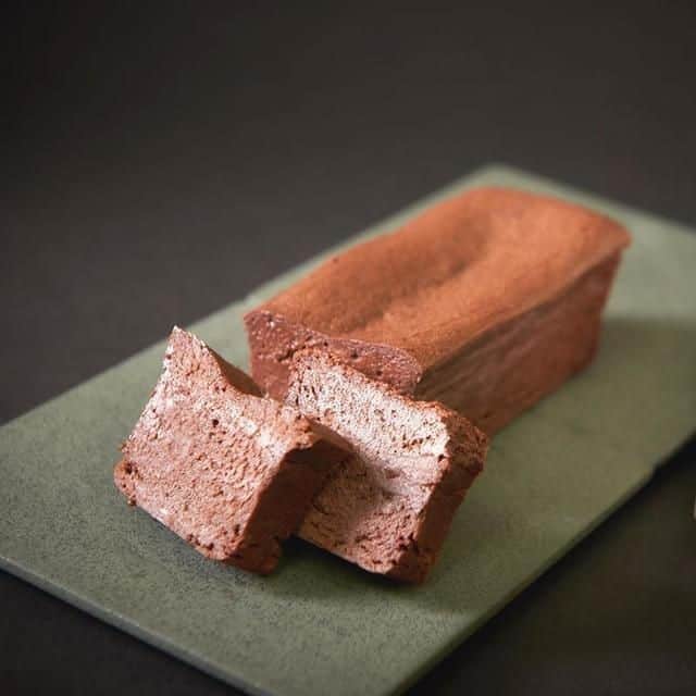 minneさんのインスタグラム写真 - (minneInstagram)「インド産カカオ豆から製造したチョコレートを使用し作られたガトーショコラ。まるでチーズケーキのような芳醇な味わいが特徴です。⠀ 常温では舌の上で柔らかくほどける食感に。冷やしたり、オーブンで温めたりすると、また違った味わいを楽しめます◎⠀ ⠀ Dandelion Chocolate｜ガトーショコラ / Dandelion Chocolate さん（ @dandelion_chocolate_japan ）⠀ https://minne.com/items/21253118⠀ ⠀ #バレンタイン #チョコレート #chocolate﻿ #ガトーショコラ #カカオ #cacao﻿ #クラフトチョコレート﻿ #craftchocolate #ビーントゥーバー﻿ #beantobar﻿ #minne #ミンネ #ハンドメイド #handmade #プレゼント #ギフト #ハンドメイド作品 #手作り #minne_food」1月30日 18時00分 - minne_official