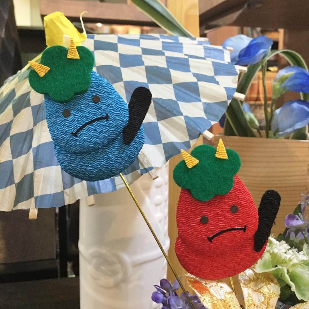 横浜ディスプレイミュージアムのインスタグラム：「もうすぐ節分！店頭で人気の可愛いピックをご紹介します^_^ アレンジやディスプレイのアクセントにもおすすめ。セットでご購入いただく方が多いです。 赤鬼・青鬼 ピック 各¥350＋tax  横浜ディスプレイミュージアム #株式会社ポピー #横浜 #ディスプレイ#アーティフィシャルフラワー #フラワーアレンジメント #フラワーデザイン #インテリア雑貨 #インテリア#インテリアコーディネート#スタイリスト#装飾#デコレーション#母の日#カーネーション#花のある暮らし #花好きな人と繋がりたい #display #yokohama #flowerarrangement #interiordesign #artficialflower #flowerstagram ＃節分#鬼」