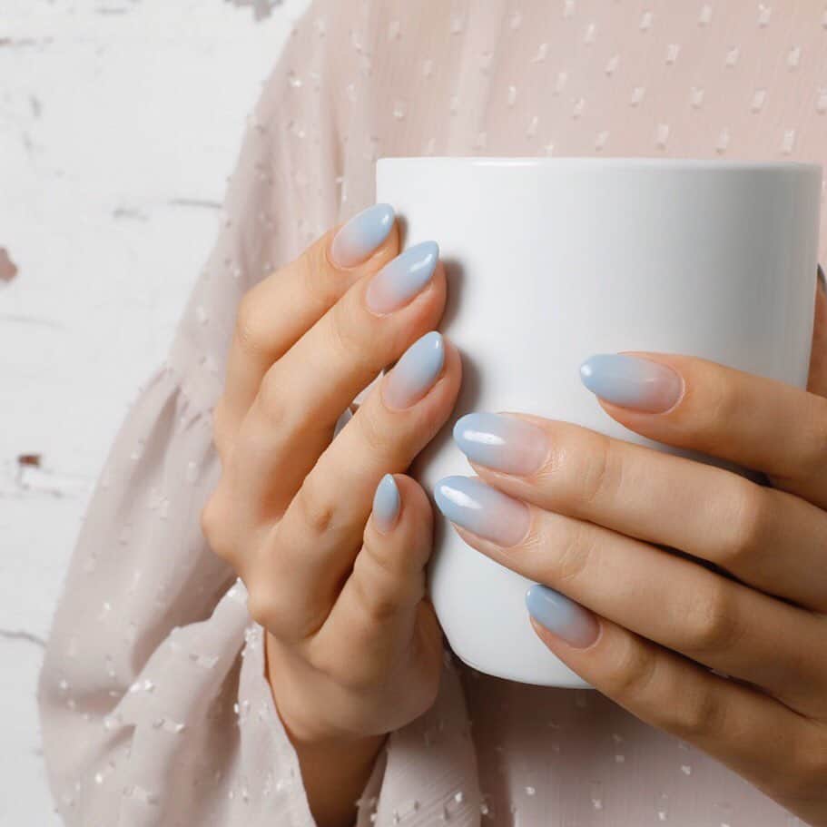 のインスタグラム：「ヴィンテージシアーシリーズのブルー#453 ブルーベル・ミストでカラーグラデーション💅﻿ くすみ感があり落ち着いたブルーなので幅広い年齢層の方にオススメです⭐️﻿ #leafgelpremium #leafgel #gel #nail #blue #gradation #vintagecolor」
