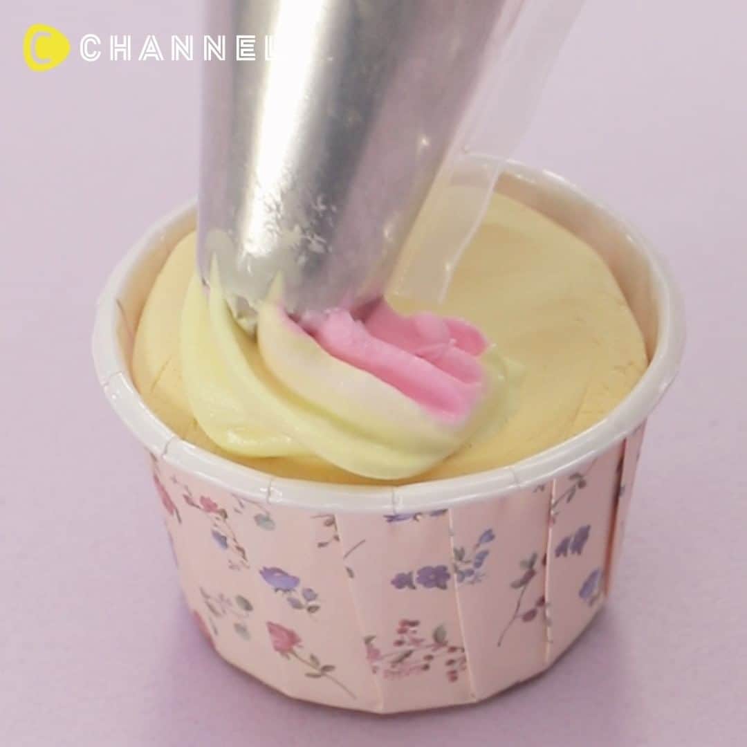 C CHANNEL-Art&Studyのインスタグラム：「🍰Cute Pastels ♡ DIY Cupcake Memo Stand📝 🍰パステルカラーで可愛さ満点♡カップケーキメモスタンド📝 . 🎨Follow me👉 @cchannel_artandstudy 🎵 💡Check👉 @cchannel_girls 🎶 📲C CHANNELのアプリもよろしくお願いします💕 . creator：勝又美蘭　Instagram @fantasia_miran . [Things to prepare] ・ Paper clay ・ Acrylic paint (yellow ocher, rose, pastel lemon) ・Muffin mold ・ Silicon whipped cream ・ Clear cup ・spoon ・ Whipped bag (1 large, 2 small) ・Masking tape ・ Base ・ Memo stand clip ・Dried flower . [Steps] 1. Color the clay. 2. Pack muffin mold with clay. 3. Color the silicon whipped cream to make two colors (rose, pastel lemon). 4. Put the colored silicon whipped cream into the small whip bag. 5.2 Combine the two whip bags and fix them with masking tape. 6. Put in a large whipped bag with a cap. 7. Squeeze the whip on the clay. 8. Insert the memo stand clip. 9. Completed with dried flowers. . . パステルカラーのゆめ可愛いカップケーキ。 デスクに飾って、毎日をもっと華やかに♡ . 【用意するもの】 ・紙粘土 ・アクリル絵の具（イエローオーカー・ローズ・パステルレモン） ・マフィン型 ・シリコンホイップ ・クリアカップ ・スプーン ・ホイップ袋（大1枚・小2枚） ・マスキングテープ ・口金 ・メモスタンドクリップ ・ドライフラワー . 【作り方】 1.粘土を着色する。 2.マフィン型に粘土を詰める。 3.シリコンホイップを着色して2色（ローズ・パステルレモン）作る。 4.ホイップ袋（小）に着色したシリコンホイップを入れる。 5.2つのホイップ袋を合わせてマスキングテープでとめる。 6.口金を入れたホイップ袋（大）に5を入れる。 7.粘土の上にホイップを絞る。 8.メモスタンドクリップを刺す。 9.ドライフラワーをつけて完成。 . . #DIY#doityourself#diyideas#crafts#crafting#instacraft#crafter#crafty#handmade#handcrafted#handmadecrafts#handmadeaccessories#ручнаяработа#ideas#resin#resinart#resina#Fantastic#incredible#creative#heart#howto#tutorial#tips #cupcake#whipcream#cakedecorating#fakefood#clay」