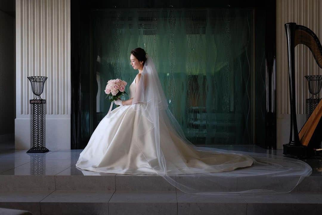 松原汐織のインスタグラム：「💍 #プレ花嫁 の皆さまへ @granmanie wedding dress show のお知らせです❤️ ・ 2月11日(祝火)1st10:30〜、2nd13:30〜、3rd15:30〜 会場は#グランマニエ 銀座店です✨ ・ 昨年5月の自分の結婚式でも選んだ#GRANMANIE のドレス👰🏻 母と私の理想がつまっていて、一目惚れでした。 ・ 他の花嫁さんと被らないデザイン豊富なドレス。 オールシルクで着心地抜群、そしてクルミボタンや刺繍などの細部までこだわり尽くされたデザイン。 2着目はよりボリュームを出す為にパニエを2枚履くアイディアを出していただいたり(2枚目📸)、 披露宴間近のフィニッシングスクールがあったり(当日の所作は大切♡)、丁寧にサポートしていただけるのも魅力💗 ・ ドレスはデザインや素材はもちろん、着ている時に人からどう見られるのか、が大事だと思います😊 ・ 客観的に新作のドレスを沢山観られるのが魅力のショー。 フロアショーでお客さまとの距離も近いので、素材感もバッチリ分かりますよ🙆🏻‍♀️私の友人も去年のドレスショーで見つけたドレスに決めていました✨ ・ 応募締切は2月5日までです。詳細はグランマニエのHPにて🌸 新作のウェディングドレスを身に纏って、当日お待ちしております❤️❤️❤️ ・ #shioriwedding0518 #weddingdress #ritzcarltontokyo  #ウェディングドレス #前撮り #リッツ花嫁」