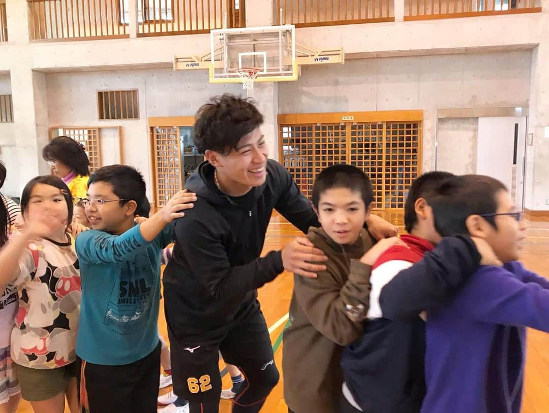 阪神タイガースさんのインスタグラム写真 - (阪神タイガースInstagram)「近本選手、木浪選手、熊谷選手、島田選手、植田選手がキャンプ地宜野座村の小学校を訪れ、児童の皆さんと交流会を開きました！レクレーションのじゃんけん列車は大盛りあがりでした^ ^ #近本光司 選手 #木浪聖也 選手 #熊谷敬宥 選手 #島田海吏 選手 #植田海 選手 #小学校訪問 #じゃんけん列車 #楽しい時間 #宜野座村 #ちばりよータイガース  #阪神タイガース」1月30日 18時09分 - hanshintigers_official