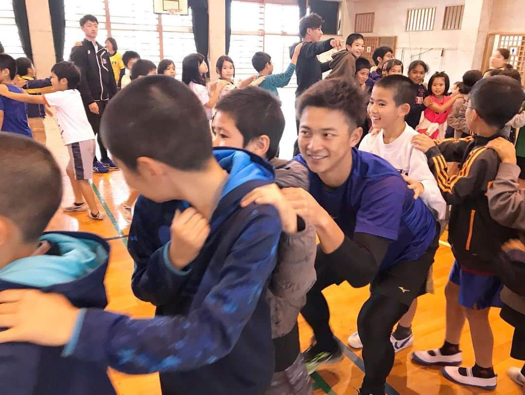 阪神タイガースさんのインスタグラム写真 - (阪神タイガースInstagram)「近本選手、木浪選手、熊谷選手、島田選手、植田選手がキャンプ地宜野座村の小学校を訪れ、児童の皆さんと交流会を開きました！レクレーションのじゃんけん列車は大盛りあがりでした^ ^ #近本光司 選手 #木浪聖也 選手 #熊谷敬宥 選手 #島田海吏 選手 #植田海 選手 #小学校訪問 #じゃんけん列車 #楽しい時間 #宜野座村 #ちばりよータイガース  #阪神タイガース」1月30日 18時09分 - hanshintigers_official