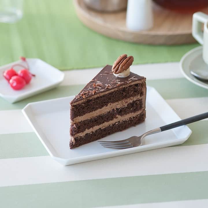フリーデザインさんのインスタグラム写真 - (フリーデザインInstagram)「. チョコレートを目にする機会が多いこの時期。ケーキ屋さんでもおもわずチョコレートケーキに手が伸びてしまいます。 . 友人や家族とケーキやお菓子を食べるときに使いたい器「スクエアプレート(1616/arita japan)」。一切の無駄を省いたミニマルな印象の直線的なそのフォルムは、どんなものを乗せても様になります。サイズも「90」、「130」、「165」、「200」と豊富なバリエーションがあるのも嬉しいですね。 . 【取扱店舗】 #フリーデザインオンラインショップ #フリーデザイン吉祥寺店 . #1616aritajapan #aritajapan #パレスプレート #スクエアプレート #有田焼 #手仕事 #日用品 #うつわ #器 #食器 #和食器 #utsuwa #tableware #テーブルウエア #freedesign #フリーデザイン #吉祥寺 #kichijoji #シンプル #シンプルライフ #シンプルな暮らし #くらし #暮らし #暮らしを楽しむ #丁寧な暮らし #madeinjapan」1月30日 18時00分 - freedesign_jp