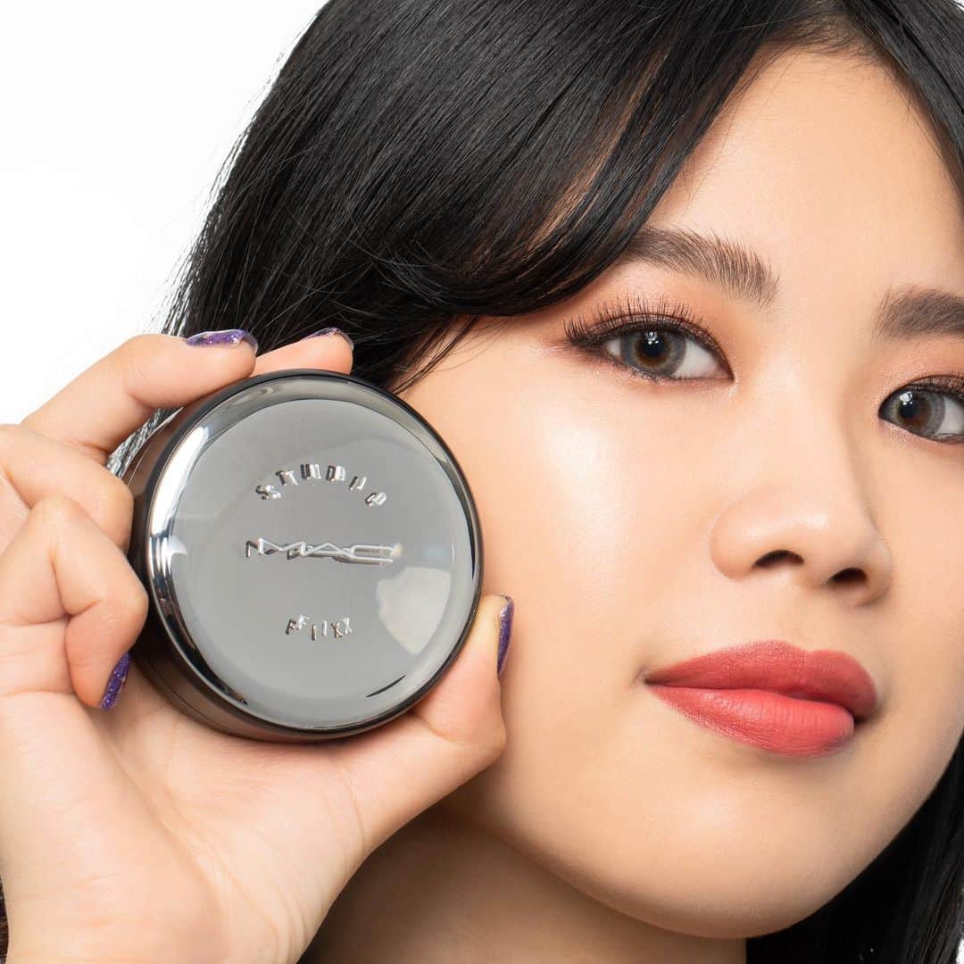 M∙A∙C Cosmetics Japanのインスタグラム：「ㅤ M･A･Cで人気のクッションファンデーション、 スタジオ フィックス コンプリート カバレッジ クッション コンパクト SPF 50✨ ㅤ スキンケア成分を配合*し、ベルベットのように なめらかなマットスキンに✨ 全24色からあなたに合う肌色を見つけて。 ㅤ ㅤ * スキンケア成分(保湿成分)：ヒアルロン酸Na、(整肌成分)：スイカ果実エキス、ヒラマメ果実エキス、リンゴエキス、ライチー種子エキス ㅤ ㅤ ↓↓使用メイン製品↓↓ スタジオ フィックス コンプリート カバレッジ クッション コンパクト SPF 50 M·A·C プレップ プライム フェイス プロテクト SPF 50 ㅤ ㅤ MAKEUP & MODEL: M·A·C ARTIST MOMOKA SHIDA @mac_lumineest PHOTO: @takaki_iwata ㅤ #24ファンデ #24時間 #24色 #MAC #MACCosmeticsJapan #MACコスメ #リキッドファンデーション #MACCosmetics #コスメ #メイク #スタジオフィックスフルイッド #スタジオフィックス #studiofix #ファンデ #ファンデーション #クッションファンデ #クッションファンデーション #ベースメイク #カバー力 #崩れない #テカらない #MACスタジオフィックス #MACStudioFix」