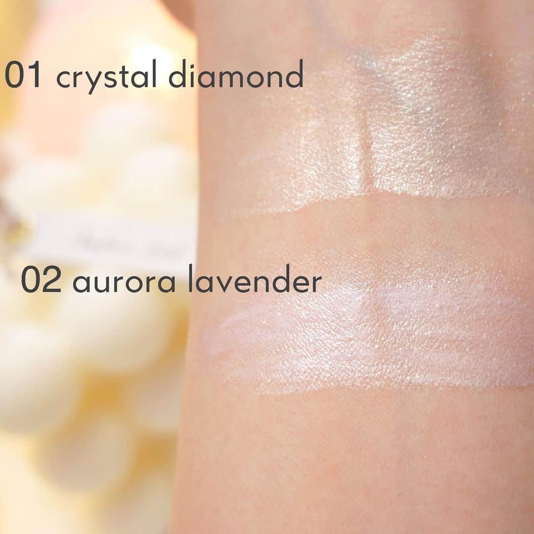 あや猫さんのインスタグラム写真 - (あや猫Instagram)「JILLSTUARTの『イルミネイティング セラムプライマー』から3月6日に新色発売♡﻿ ﻿ 02 aurora lavenderは、ラベンダパール×ダイヤモンドパウダー配合で肌のくすみを感じさせない透明肌に仕上がります👊🏻﻿ 光をぼかしながら自然に毛穴カバーしてくれますよ😃✨﻿ ﻿ 01との比較は二枚目に！﻿ 01と同様にツヤツヤでうるっとしたうるおったような肌に整える下地です。﻿ 02はくすみが気になる方に。﻿ ﻿ 私は他の下地を全顔に塗ってから、くすみやすい口周りにも重ねたりハイライトのように頬〜頬の高い位置に重ねて使うこともあります。﻿ ﻿ 白浮き感はないのですが、量は少しづつ調整しながらつけると良いですよ🥰﻿ ﻿ 01は去年すごく大人気だったので02も人気が出そうですね〜👯‍♀️✨﻿ 容器も可愛い…♡﻿ ﻿ （ @jillstuartbeauty ）﻿ ┈┈┈┈┈┈┈┈┈┈┈┈┈┈┈┈┈┈┈┈﻿ #コスメ好きさんと繋がりたい #メイク好きさんと繋がりたい #コスメ大好き #JILLSTUART #ジル #JILLSTUARTメイク #JILLSTUARTコスメ #イルミネイティングセラムプライマー #auroralavender #化粧下地 #下地 #ベースメイク #透明感 #ツヤ肌 #ラベンダーパール #新作コスメ #トレンドメイク」1月30日 18時00分 - ayanekotan