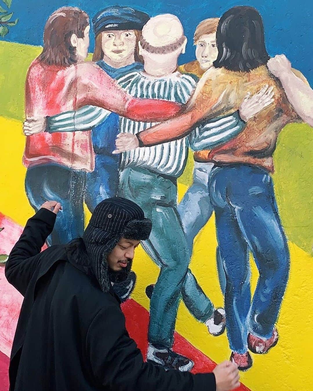 トヲルさんのインスタグラム写真 - (トヲルInstagram)「. . . #トヲルコーデ 🇩🇪🇩🇪 . . ベルリン初日は市内観光、ベルリンの壁でベタにテンション上がって終始フワフワしてたのは自分です、BISHOOLのコートが雰囲気よし🇩🇪 . . #systemprofessional  #システムプロフェッショナル  #ドイツ研修  #フランクフルト #ベルリンの壁 #BISHOOL #oviestudio」1月30日 18時06分 - toworu55