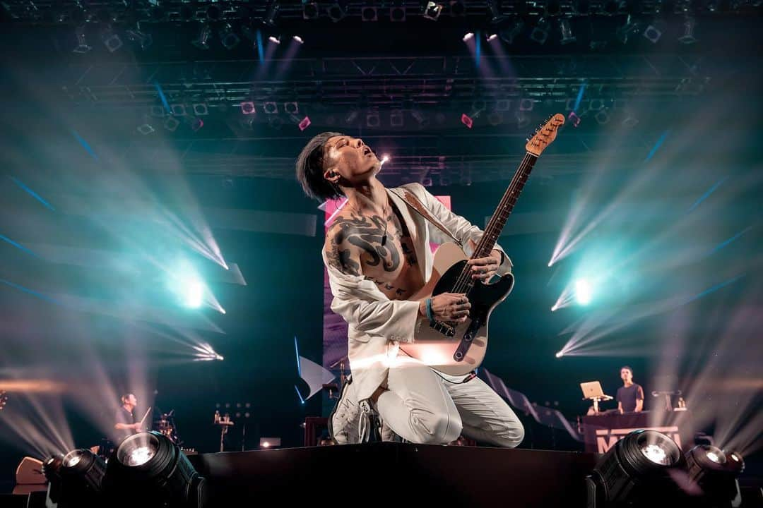 MIYAVI（石原貴雅）さんのインスタグラム写真 - (MIYAVI（石原貴雅）Instagram)「@miyavi_ishihara ハワイ公演にて8度目のワールドツアー “NO SLEEP TILL TOKYO World Tour 2019” 終幕‼️ ． LDH移籍後の今年2枚のアルバムをリリース！ ． 第一弾のアルバム詳細は2月14日解禁! ． 5月と6月に全国5都市でジャパンツアー決定！ ． MIYAVI wraps his 8th World Tour in Hawaii‼️ ． In 2020 he will be releasing 2️⃣ albums! More info on the first album will be revealed on Feb 14th. ． Next Tour will be coming up in May / June in Japan🔥🔥🔥 More Info Coming Soon!! MIYAVIより 「もう気づけば８度目のワールドツアーになります。毎回、日本人として、誇りを持って世界中のオーディエンスと対峙し、音にのせてメッセージを届けるべく、旅をしています。今回も、日本を含め世界中のファンの皆からパワーをもらいました。２０２０年、２枚の作品を出します！最新アルバム「NO SLEEP TILL TOKYO」の流れと勢いをキープしたまま制作に取り掛かりました。毎回、作品を出した後、またすぐ作りたい！と思うんですが、いざ制作がはじまると産みの苦しみを味わいます（笑）世界中のお母さん、リスペクトです。今回もツアーや俳優業、ファッション、他の活動と並行しての作業ですが、ロサンゼルスと東京の制作チームががんばって推し進めてくれています。やっと前半戦を終え、これから後半戦に突入します。個人的にも思い入れの強い楽曲ばかりです。たくさんの人の心に届きますように。がんばります。２０２０年、共に、駆け抜けましょう！！！！」とコメント。  #MIYAVI #NoSleepTillTokyo #NSTT #UnderTheSameSky #MYVCREW #NorthAmerica #USA #CANADA #MEXICO #EUROPE #ASIA #JAPAN #BRAZIL #LATAM #live #Hawaii #LDH #2020」1月30日 18時09分 - miyavi_staff