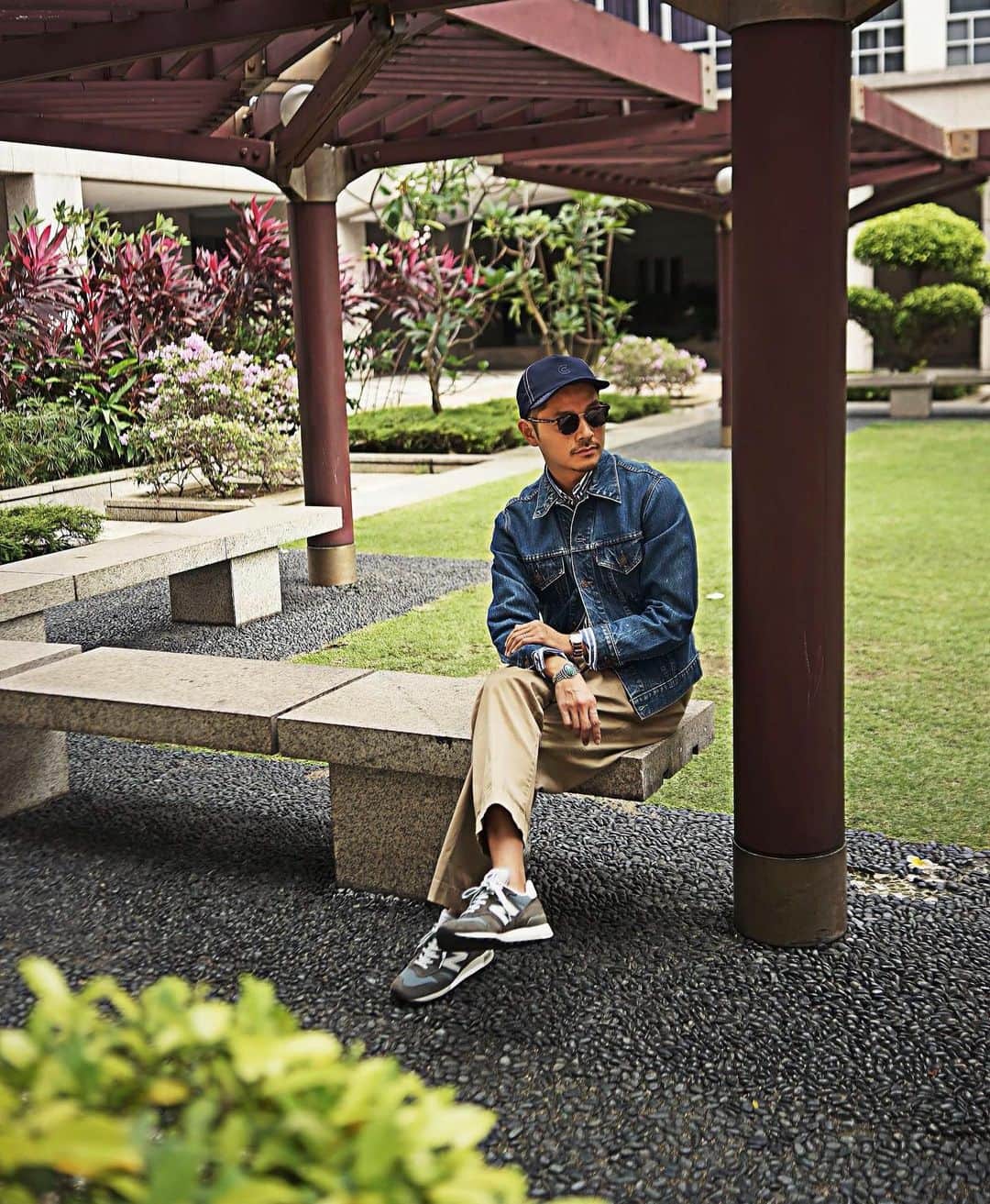 高田朋佳のインスタグラム：「“Classic casual...” photography @kens_cc ———————————————————————— #classiccasual #denimjacket #levis70505bige #blanc #newbalance #newcolonialstyle #jetset #singapore #luxuryresort #colonyclothing #singaporelife #singaporestyle  #lifestyle #fashion #mensfashion」