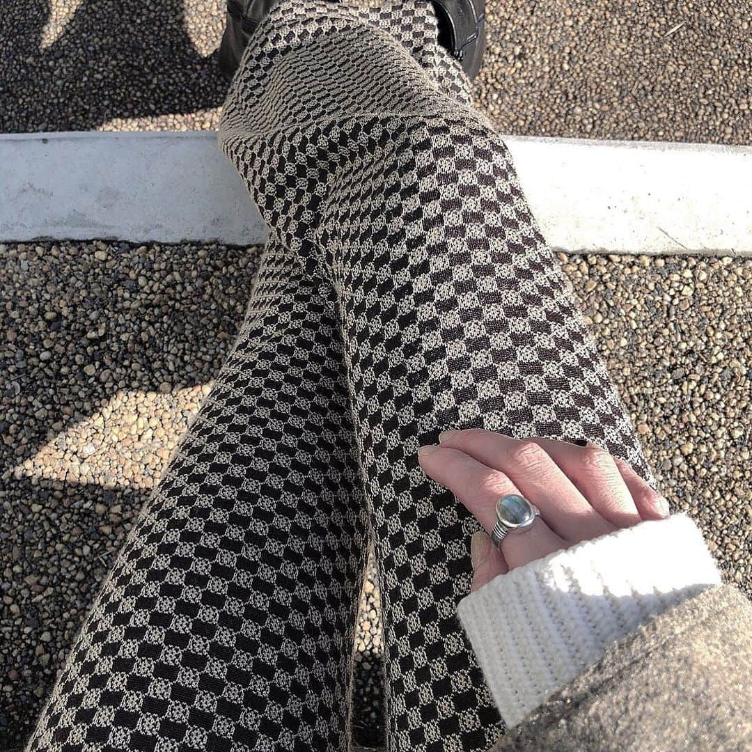 のインスタグラム：「今日は撮影が早く終わったので一人でひなたぼっこしました 古着のパンツ🦉 今夜0:55〜はビジネスクリックです！ 起きてたらみてね🌙」