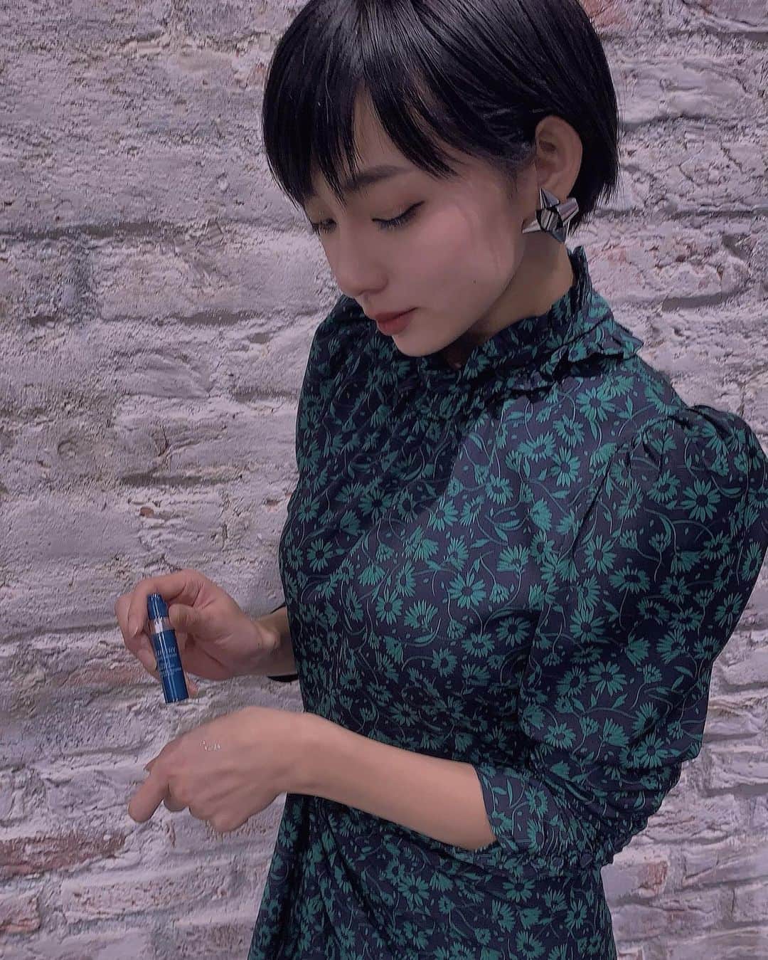 のインスタグラム：「* * ARTISTRY 14nights の発表会 * * 14日間の集中美容液　#INTENSIVEPRO14nighs 2020月 2月 4日発売💋💋 * * 人間の体の設計図　#DNA  DNAを元に私達は新しい細胞を生み出していきます  がーーーーーしかし！ 紫外線などはこのDNAに攻撃をくらわせてきます。⚡️💥 だから紫外線浴びちゃ、ダメだダメだ言われるんですね😭 * DNAって文字だと分かりづらいけど 肌だってちっこい細胞の集まりでそれ作ってるのはDNA🤔 * つまーーーり、DNA(設計図)にダメージを受けると 壊れた設計図で細胞が作られてしまうの 結果、歪な肌ができてしまうのはイメージがつきますか？ それが肌トラブル、老化促進なのです😣😣 * * ⚠️海好きで、潜るのも大好きでずっと紫外線を浴びてきた私はガクブル。 * 今回　@artistryjapan さんから新しくでた #インテンシブプロ14ナイツ　は そのDNAが壊れてるところをケアしてくれるって物なので 本当に気合入れて2週間、ケアスタートします😭💕💕 * * #intensivepro14nights #インテンシブプロ14ナイツ　#アーティストリー　#artistry #14日間の集中ケア　#pr #スキンケア　#美肌　#アンチエイジング　#美容液　#美容」
