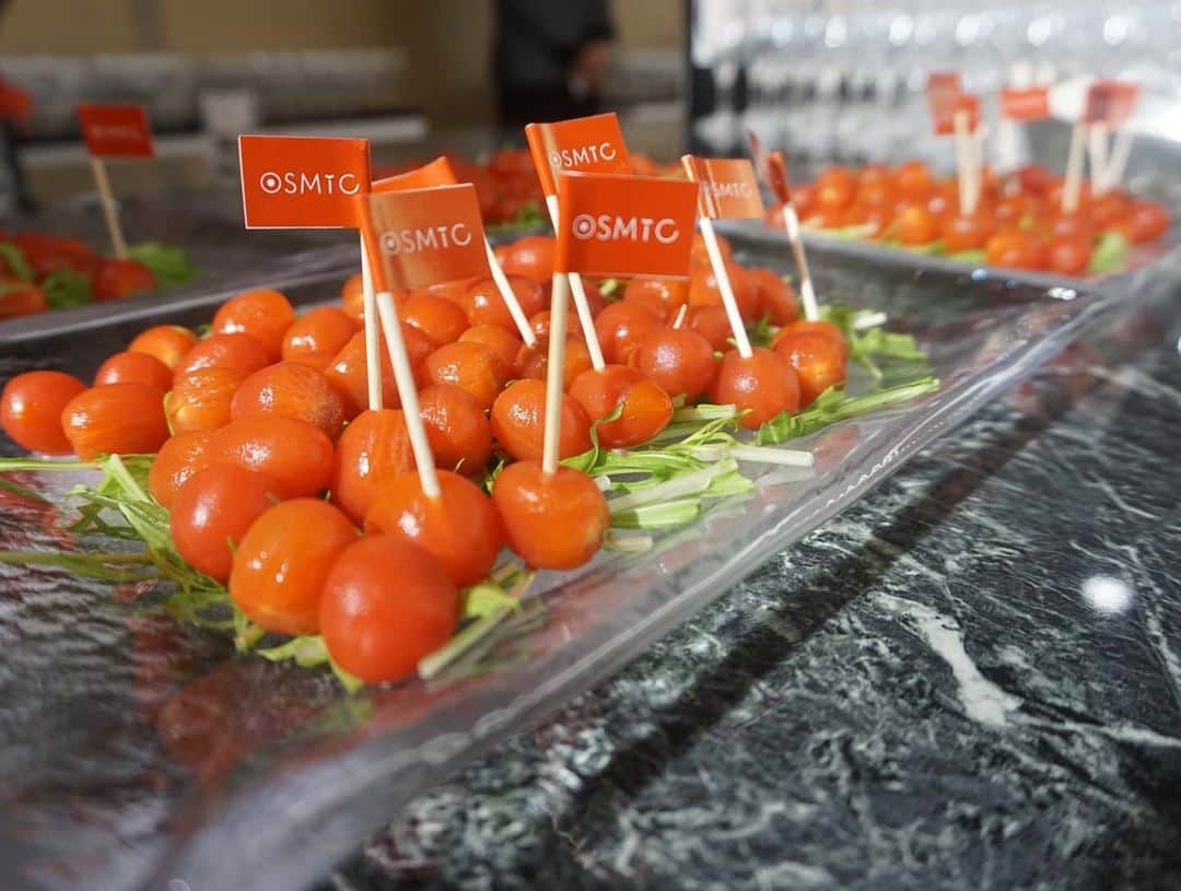 ＯＳＭＩＣ【オスミックトマト公式】さんのインスタグラム写真 - (ＯＳＭＩＣ【オスミックトマト公式】Instagram)「昨日、食べログアワード2020に特別協賛させていただきました🍅﻿ ﻿  受賞店の方々、おめでとうございます🎊﻿ ﻿ 写真は司会のアンジャッシュ渡部建さんと﻿ OSMICスタッフで撮影した記念の１枚📷✨﻿ ﻿ ブースでは、ミニトマトとジュースの提供、﻿ ウェルカムフードではホテルオークラ総料理長﻿考案の シャンパンに合う‘’OSMICトマトマリネ‘’を 提供して頂きました🍾﻿ ﻿ #食べログアワード #食べログアワード2020  #thetabelogaward #2020 #アンジャッシュ #渡部建 さん #世界の渡部 #OSMIC #OSMICトマト#オスミックトマト #トマト料理 #トマトマリネ #シャンパン #トマトレシピ #特別協賛 #トマトジュース」1月30日 18時25分 - osmic_jp