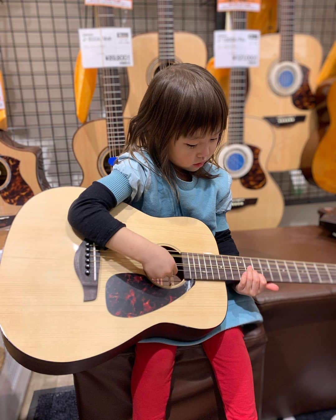 坂本美雨さんのインスタグラム写真 - (坂本美雨Instagram)「なまこ、ギターはじめました  #自分で決めた #今日のなまこちゃん #なまこ弾く #なまこムービー #4歳6ヶ月」1月30日 18時17分 - miu_sakamoto