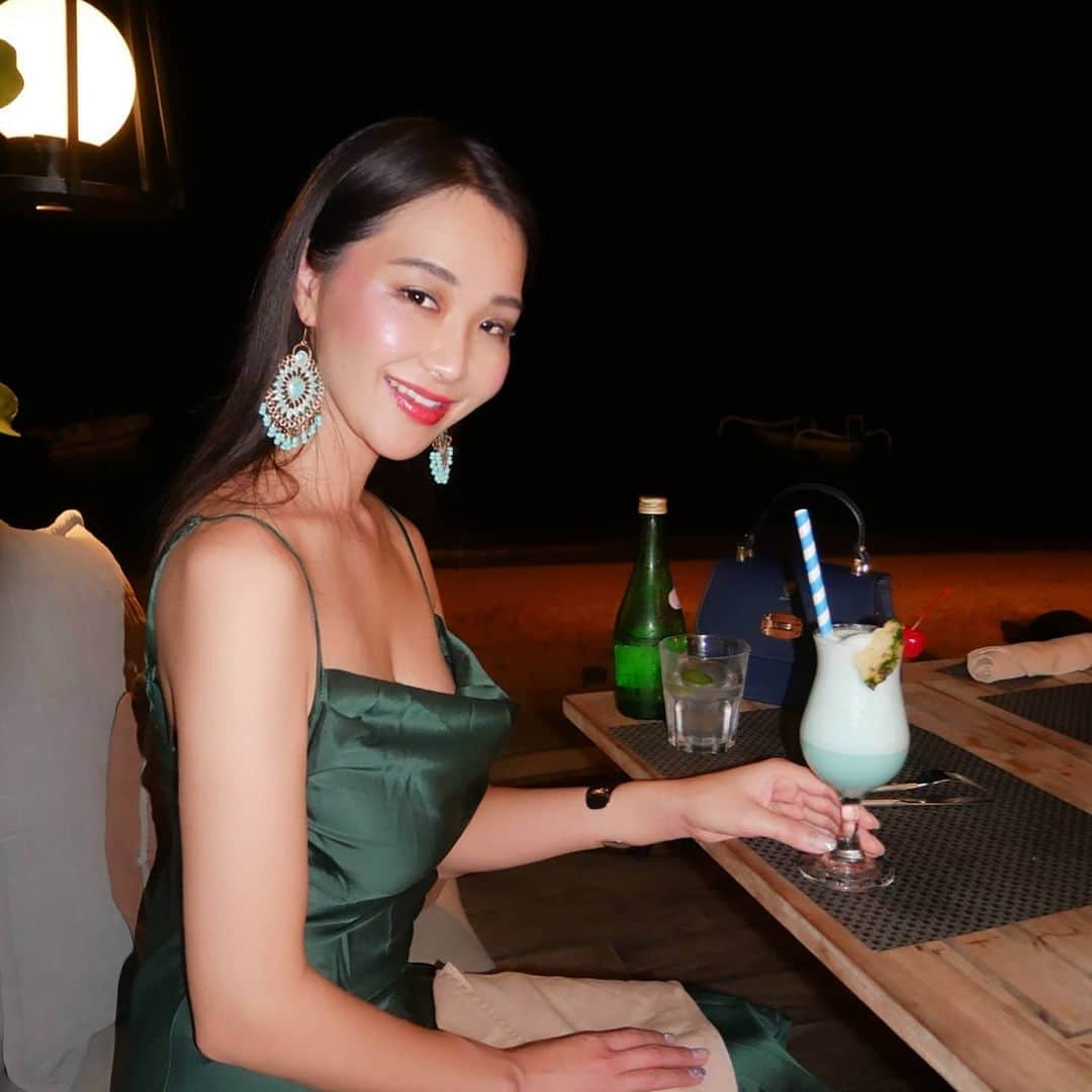 Miyu Toyonagaのインスタグラム：「Feels GREEN💚💚 - - -  Had an amazing experience at @restaurantlocavore - Asia's Best 50 Restaurant Swipe ⬅️ for more photos.  ドレス、アクセサリー、ネイル全てグリーンで統一。 今回は、旅の途中で楽しみにしてたレストラン、#locavore  へ。バリはカクテルにハズレなし⭕ ３時間半（笑）のアートのような食事を満喫しました💚」
