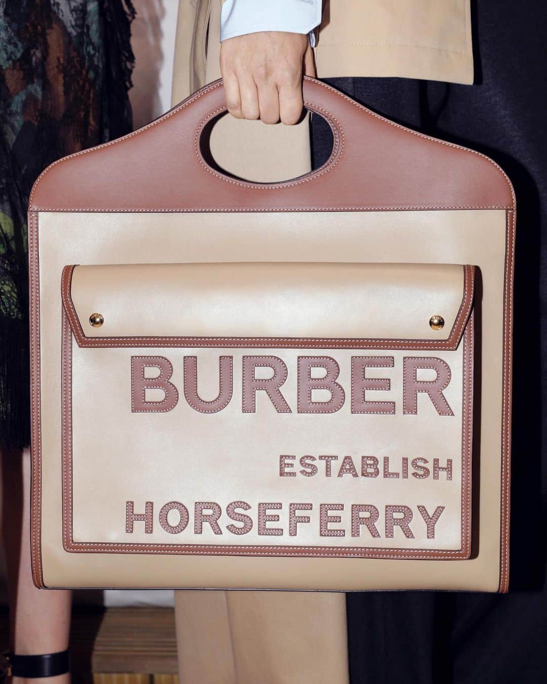 Burberryさんのインスタグラム写真 - (BurberryInstagram)「The Horseferry print Pocket Bag - introduced on the #BurberrySpringSummer20 runway, Evolution . #BurberryGeneration」1月30日 18時22分 - burberry