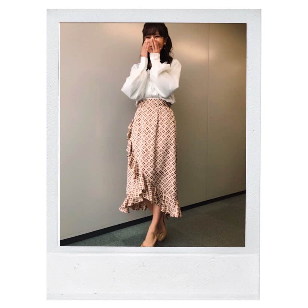 堤礼実さんのインスタグラム写真 - (堤礼実Instagram)「👗 先週と今週水曜のめざましテレビでの衣装です❤︎ . #1枚目のスカートはデニム生地とチュール生地がドッキングされていてとっても可愛いのです #2枚目のトップスも袖の部分にチュール生地が使われていて程よくガーリーでした🙈 #明日もめざましですっ #衣装はスタイリストさんと相談し合いながら決めています✨」1月30日 18時24分 - reimi_tsutsumi1123