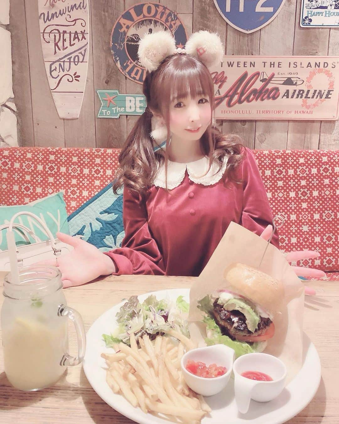 伊藤芽衣さんのインスタグラム写真 - (伊藤芽衣Instagram)「【Kona's Coffee♡】﻿ ﻿ おしゃれなハワイアンのお店♡﻿ パンケーキやエッグベネディクト﻿ ロコモコなどと迷って﻿ アボカドバーガー🍔﻿ いただきました…！﻿ ﻿ とってもボリューミー！﻿ ﻿ ドリンクは﻿ クラシックレモネードです♡﻿ ﻿ おいしかった♡﻿ ﻿ 魅力的なメニューいっぱいだから﻿ また行きたいな♡﻿ ﻿ #コナズコーヒー #コナズ珈琲﻿ #ハワイアンカフェ #カフェ巡り﻿ #ハワイアンバーガー #ハンバーガー﻿ #hamburger #dinner #レモネード ﻿ #ガーリーコーデ　#ankrouge﻿ #アンクルージュ　#くまみみ﻿ #めいちカフェ巡り　#ツインテール﻿ #ヘアアレンジ　#hairarrange」1月30日 18時34分 - itoumei