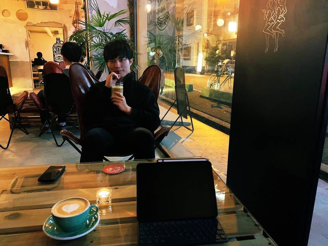 木佐凌一朗さんのインスタグラム写真 - (木佐凌一朗Instagram)「ハイキューのアニメ主題歌の「PHOENIX」が売れすぎているお祝いということで 本人であるBURNOUT SYNDROMESの石川さんとシェイクシャックのダブル2個ずつ食べる会とカフェに行ってきました！ この並びのランキングえぐすぎやろ！ ハイキューを初回からジャンプで読んでてアニメも全部見てるから変な感覚！ ダブル4個も頼むから4人組で来てると思われた！ カフェはおしゃれすぎてこの後石川さんにいかれるんかと思った！ #ハイキュー  #burnoutsyndromes #石川大裕 さん #シェイクシャック  #最初3個食べれるって言うてたのに2個目ひと口食べて諦めかけてたけど復活した #phoenix 近いうちにBURNOUT SYNDROMESのブログに僕のインタビュー載せてもらえるそうです！ ほんまにええんか？」1月30日 18時34分 - inakanokisa