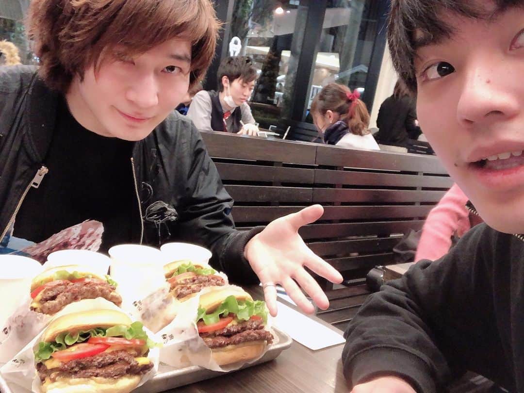 木佐凌一朗さんのインスタグラム写真 - (木佐凌一朗Instagram)「ハイキューのアニメ主題歌の「PHOENIX」が売れすぎているお祝いということで 本人であるBURNOUT SYNDROMESの石川さんとシェイクシャックのダブル2個ずつ食べる会とカフェに行ってきました！ この並びのランキングえぐすぎやろ！ ハイキューを初回からジャンプで読んでてアニメも全部見てるから変な感覚！ ダブル4個も頼むから4人組で来てると思われた！ カフェはおしゃれすぎてこの後石川さんにいかれるんかと思った！ #ハイキュー  #burnoutsyndromes #石川大裕 さん #シェイクシャック  #最初3個食べれるって言うてたのに2個目ひと口食べて諦めかけてたけど復活した #phoenix 近いうちにBURNOUT SYNDROMESのブログに僕のインタビュー載せてもらえるそうです！ ほんまにええんか？」1月30日 18時34分 - inakanokisa
