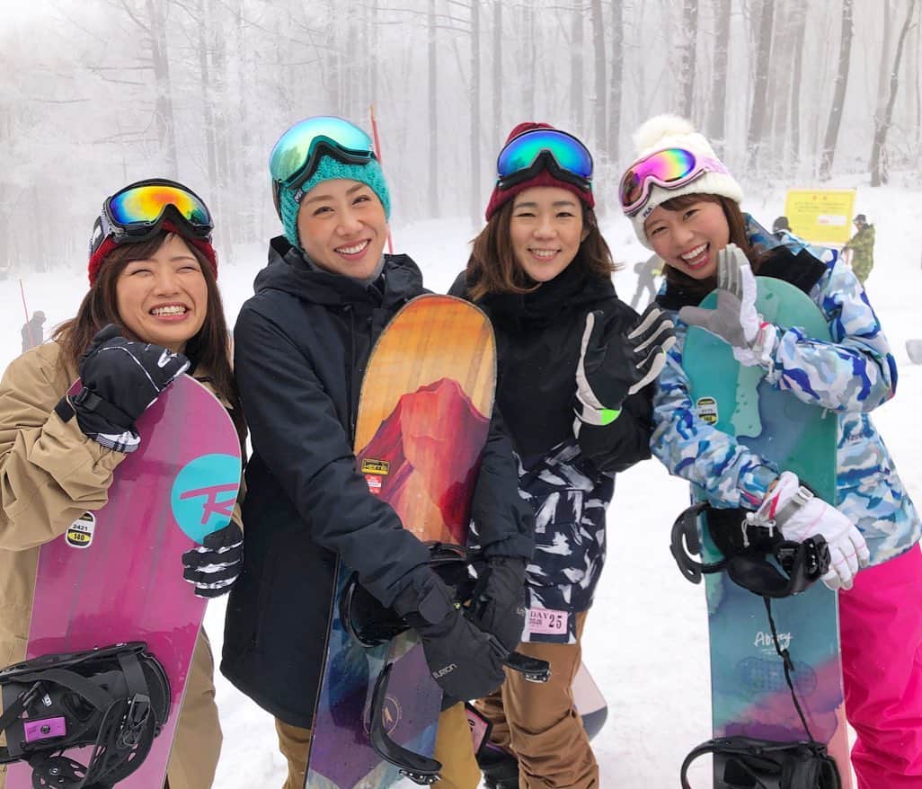 のインスタグラム：「. 先日、会社の先輩方と一緒に スノボandスキー合宿へ！⛄️❄️ 妙高杉野原スキー場です！💓 . スノーボードがあまり上手ではない私。 何回もコケたりお尻を打ったり・・・ 雪にダイブしたり🤣 アザがたくさんできました🥶笑 次の日の筋肉痛も辛かったです😭 . とはいえ、 今シーズン初めて、 しっかりと“冬"を感じた気がしました。 . . 暖冬・雪不足により、 石川県内では、 唯一営業のスキー場も昨日からクローズに。 . このまま春を迎えるのでしょうか🤭 . . #スノーボード#長野県#妙高杉ノ原スキー場 #コテージ#糸魚川#合宿#石川テレビ#アナウンサー#河谷麻瑚」