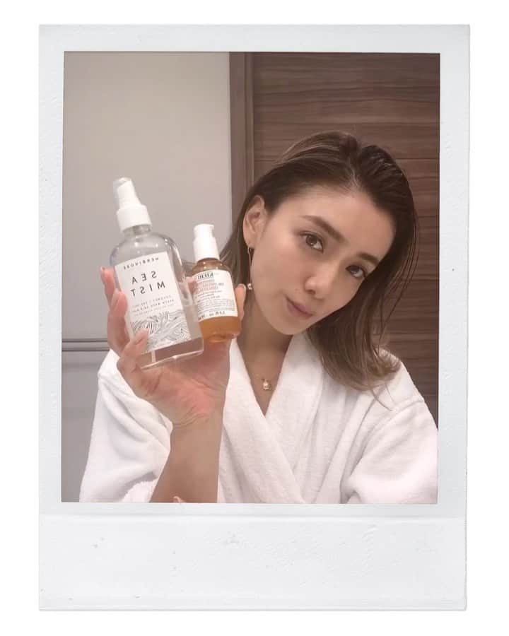 谷口紗耶香のインスタグラム：「#hairset 🧖‍♀️💕 ・ みんなから質問たくさん頂いたので！ ・ こちらは　一部ですが セットの時は基本　#seamist と #oil で仕上げます👋🏽 ・ こちらのseamistは　@honeymihoney_official  原宿にてgetしました♡ ・ hairオイル　は　@kiehlsjp  のもので香りもイイ❣️ ・ ベースは　コテで外ハネに　適当にしてるだけ😂  #instamodel#instaootd#ootd#model#japanesemodel#sayakataniguchi#shooting#kawaii#girl#mama#instafashion#japanese#today#cute#拍照#可爱#今天的衣服#谷口紗耶香#时尚#패션#귀엽다#일본인#촬영#親バカ部#ママリ#ママコーデ#hairstyle」
