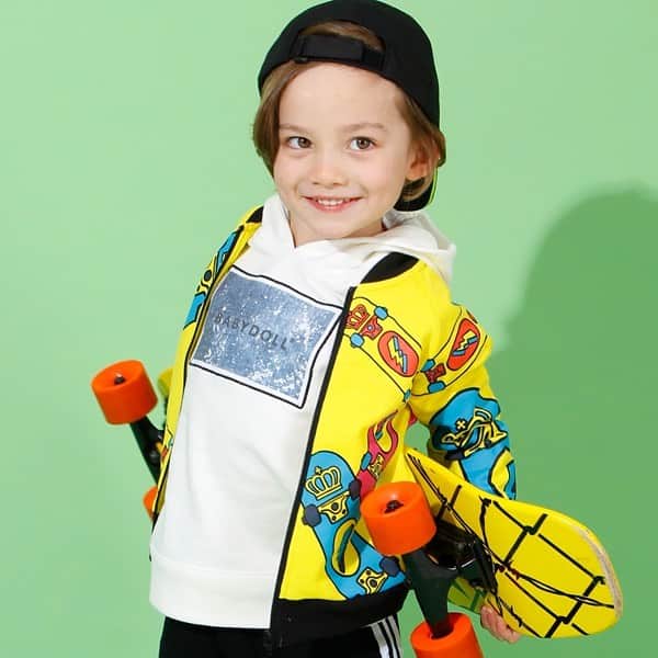 BABYDOLL(子ども服ブランド ベビードール)さんのインスタグラム写真 - (BABYDOLL(子ども服ブランド ベビードール)Instagram)「. 【総柄ジップジャケット3662】 . ストリート感のある スケートボードのデザインは2色展開🛹✨ カラフルなイエローとクールなブラックからお好きな方を選んでね👍💕 . 今すぐショップタグからチェック👀 . #ベビド着てみた #BABYDOLL #ベビド #ベビードール #親バカ部 #子供服 #子ども服 #子供服通販 #カジュアルコーデ #キッズコーデ #ベビーコーデ #新作 #リンクコーデ #親子コーデ #ギフト#ストリートファッション #ストリートカジュアル #スケートボード #スケボー #やんちゃ #スポーティーコーデ」1月30日 18時30分 - babydoll_official