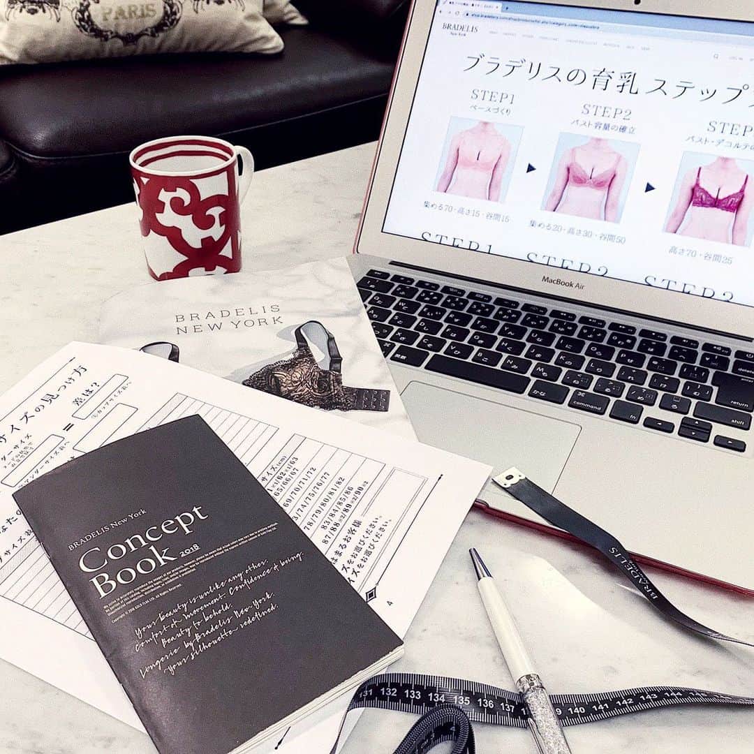BradelisNewYork/ブラデリスニューヨークのインスタグラム：「. BRADELISはオンラインでもあなたのお手伝い💕  オンラインストアを初めて使うなら、“初心者パック”を取り寄せて✨  ブラサイズの見つけ方がわかる冊子や、メジャー、コンセプトブックなど、 オンラインストアでのお買い物に役立つアイテムをお届けします💐  もっと知りたい時には、お電話でのカウンセリングサービスも充実。 なかなか店頭へ行けないときにもあなたの美しさをサポートします❤️ ※初心者パックの内容は予告なく変更となる場合がございます。 . . . #bradelisnewyork#bradelis#ブラデリス #ブラデリスニューヨーク  #ブラデリスオンラインショップ#初心者パック#補整#育乳#ボディメイク」