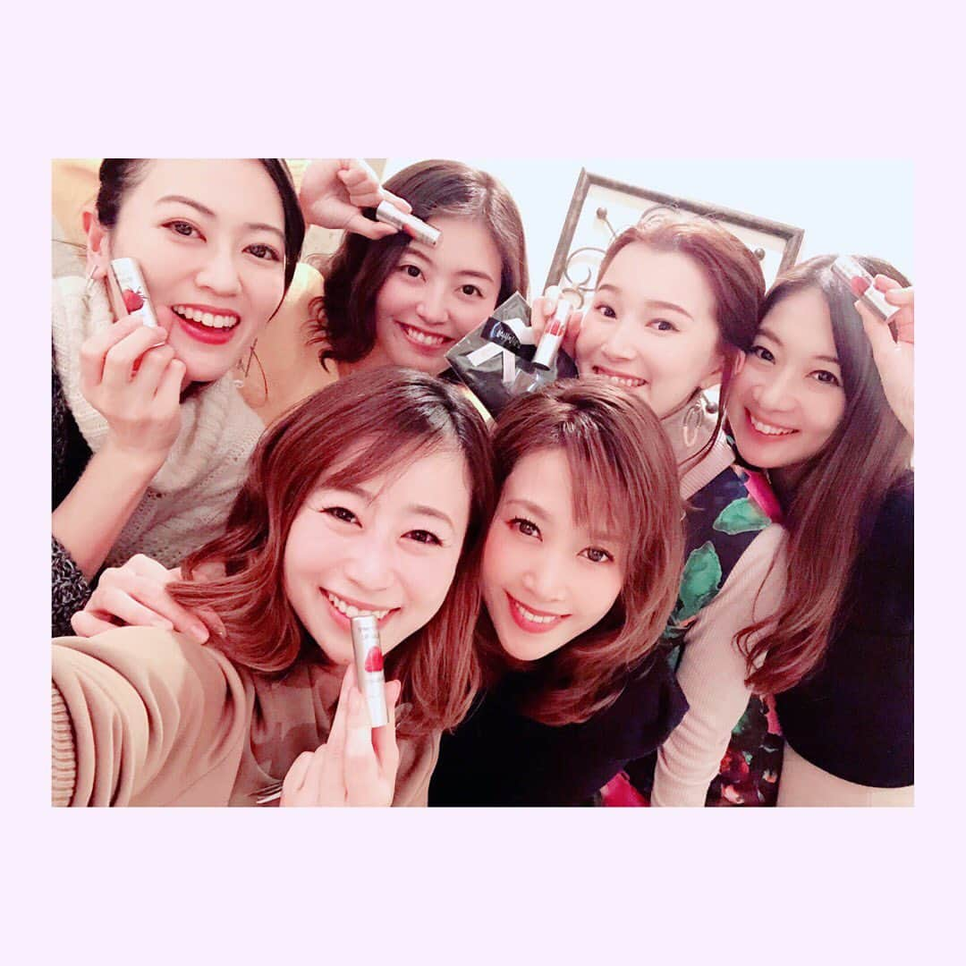 風凛水花さんのインスタグラム写真 - (風凛水花Instagram)「先日のユウキのお誕生日会😊💓💓 大好きな皆様とお祝いしました😍✨✨✨ 久しぶりにお会いできた真咲さんのご結婚お祝いも出来ました(*´∇｀*)💓💓💓 とっても楽しかったです😍❣️❣️❣️ #月組　#大好き😘　#お揃い　のリップを真咲さんに頂きました😍💓💓 #龍真咲　さん💓 #彩星りおん　さん💓 #篁祐希　さん💓 #中原由貴　ちゃん💓 #真愛涼歌　ちゃん💓」1月30日 18時43分 - furimizuka