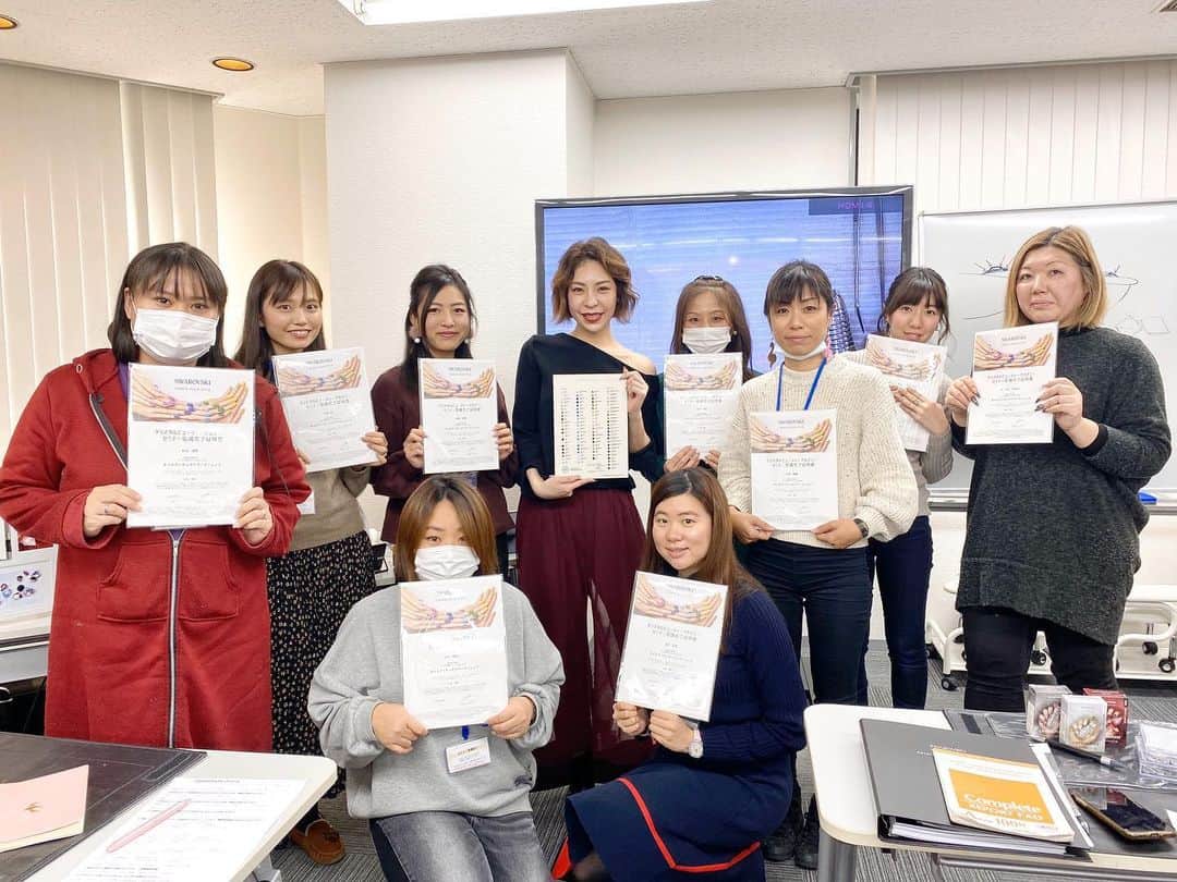 山名未紗のインスタグラム：「#スワロフスキークリスタルビューティーアカデミー﻿ ﻿ 世界的にスタートした Swarovski®︎Crystal Beauty﻿ Academy スワロフスキー社のネイルアカデミー﻿ ﻿ 本日は、2020年初セミナーでした‼️﻿ @lifebeautynailacademy ﻿ @crystal.beauty.academy.jp ﻿ 3時間みっちり学んで頂けるセミナーです✨ ﻿ ﻿ ・スワロフスキーの魅力﻿ ・フラットバックの付け方﻿ ・ピクシーの付け方﻿ ・立体的なデザインの付け方﻿ ・オフの仕方など﻿ ﻿ スワロフスキー社限定セットとディプロマが付いた充実したセミナーです✨﻿ ﻿ 次回は4月28日(火) TAT梅田店で開催‼ @tat_umeda ️﻿ お申込みスタートしております✨　﻿ ﻿ #付加価値#クリスタル#スワロフスキーネイル」