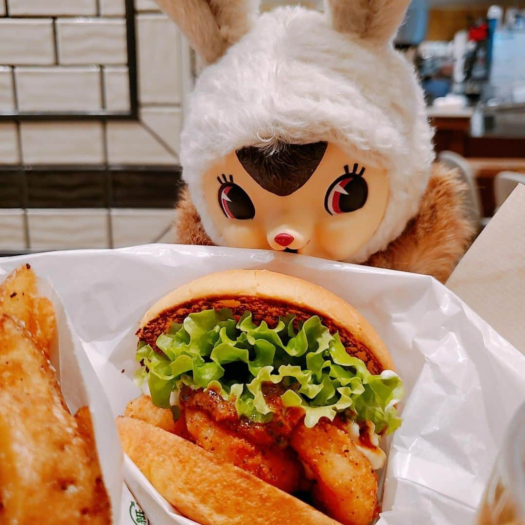 エチカのインスタグラム：「. わわわ〜〜😙いい香り〜〜〜😙💕 期間限定のハンバーガーを食べに来たの🍔★ ガーリックシュリンプって、 なんでこんなにおいしいんだろうね🦐 . #エビ #プリプリすぎる #プリプリっていうより #プリップリ ? #ブリンブリン ? #とにかくエビがやばい . ------------------------------ 店舗名：フレッシュネスバーガー Echika池袋店 商品名：ガーリックシュリンプバーガー 価格： ガーリックシュリンプバーガー 480円(税込) ガーリックシュリンプバーガースパイシーケイジャン 520円(税込)  販売期間：1/22（水）〜3/10（火） ------------------------------ . . #エチカ #エチカの日常 #ガーリックシュリンプバーガー #シュリンプバーガー #ハンバーガー #グルメバーガー #シュリンプ #エビ #海老 #ハンバーガー部 #ハンバーガー巡り #フレッシュネス #フレッシュネスバーガー #エチカ池袋 #池袋 #Echika #garlicshrimpburger #shrimpburger #hamburger #shrimp #freshness #freshnessburger #Echika池袋 #Ikebukuro」