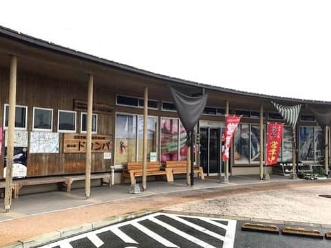 さが農村さんのインスタグラム写真 - (さが農村Instagram)「. 佐賀県諸富町にある「橋の駅ドロンパ」に行ってきました！ . 店内奥に進むと、珍しいもの発見。 その名も「むつごろうラーメン」！その他にも、むつごろうの佃煮やワラスボの干物など、 橋の駅ならではの品物が目を引きます！ . もちろん、地元でとれた新鮮な野菜や有明海の佐賀海苔なども販売中です！ . お近くにお寄りの際はぜひ足を運んでみてくださいね！ すぐ隣の日本最古の昇開式可動橋「筑後川昇開橋」も見ごたえがありますよ♪ . . ＜橋の駅ドロンパ＞ 住所：佐賀県佐賀市諸富町大字為重214-5 TEL：0952-47-5209 . . ■さが農村ひろばホームページ（TOPページ） https://saga-nouson.jp/ . . #さが農村#佐賀産#さが#佐賀#saga#橋の駅ドロンパ#佐賀市#昇開橋#むつごろうラーメン」1月30日 18時36分 - saganouson