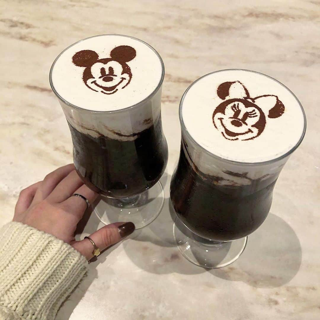 4meee!さんのインスタグラム写真 - (4meee!Instagram)「ディズニーランドにあるレストラン「センターストリート・コーヒーハウス」☕️ . アイスカフェモカにはミッキーのお顔が描かれています♡ . クラッシュコーヒーゼリーも入っていてコーヒーが苦手でも飲めちゃいます💕 . ちょっと一息つきたいときには是非お茶をしてみてはどうでしょうか☺️ . アディオス❣️ ﻿Photo by @7om_ii . 流行りのアイテムやスポットには　@4meee_com をタグ付けして投稿してください🎀 . #4MEEE#フォーミー#アラサー女子#女子力向上委員会#ティム #アイス #クッキー#ディズニー #ディズニーごはん #ディズ #ディズニーフード #ディズニーランド #ディズニーシー #ダッフィーフレンズ #ハートウォーミングデイズ #東京ディズニーリゾート#おやつディズニー#パークフード#ディズニーフード#パークスイーツ#ディズニースイーツ#ミニーちゃん#東京カフェ#千葉カフェ」1月30日 18時37分 - 4meee_com