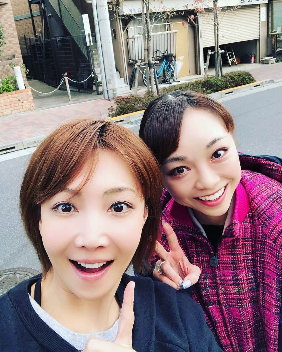 のインスタグラム：「バッタリ！！ ちえちゃんだーーーー(*´-`)❣️ いま、日本バレエ協会の#海賊 に向けて日々稽古を重ねておりますが、今日スタジオの目の前で、なんと#柚希礼音 さん とお互い稽古直前に出会いました💗 奇跡だーー❣️❣️ 盛り上がってテンションアップしましたょ。 実は昨日は#しゅん先生 にバッタリ会ったのでした❣️ なにかまた出来るといいなぁ😭  お互い舞台に向けてがんばろう。」