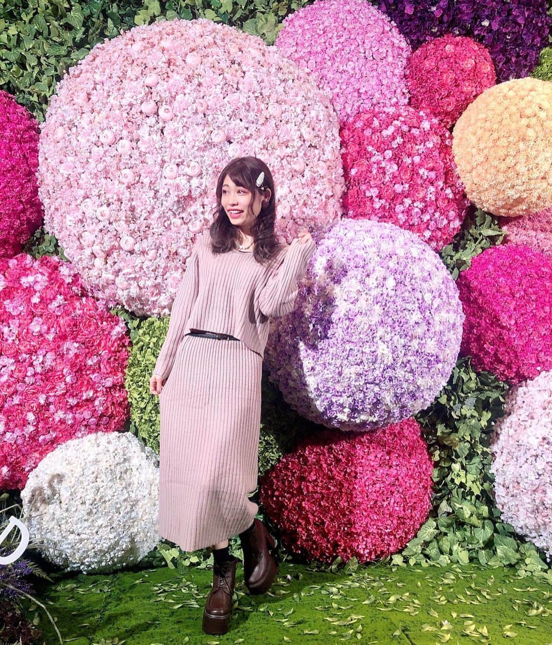 高橋里彩子さんのインスタグラム写真 - (高橋里彩子Instagram)「今日から日本橋三井ホールで開催の #FlowersByNaked 、﻿ 昨日先行イベントにお邪魔してきたよ✨﻿ ﻿ 花と光の芸術空間で、﻿ 不思議の国のアリスみたいな気分になった♥﻿ ﻿ 気に入ったからまた行く♥﻿ ﻿ ﻿ ﻿ そして今日の⸜❤︎⸝〜𝚌𝚘𝚍𝚎〜⸜❤︎⸝は﻿ ﻿ ﻿ ニットアップ🐰💕💕﻿ ﻿ 身体のラインがとっても綺麗に見えるから﻿ このニットアップとてもお気に入り👗💫﻿ ﻿ ニットのロング丈だけど﻿ トップスがVネックだから﻿ スッキリ見えてシルエットもキレイなの❤️✨﻿ リブニットながら縦長効果も！﻿ ﻿ ﻿ セットアップは﻿ コーデ決めなくてもすぐパって使えるから﻿ 楽チン🍓💕﻿ ﻿ それに、単体でも使えて着回せるから﻿ コーデの幅が広がるよね❤️﻿ ﻿ ﻿ ﻿ ﻿ ⸜❤︎⸝〜𝚌𝚘𝚍𝚎〜⸜❤︎⸝﻿ ﻿ #vネックリブニットセットアップ﻿ ﻿ ＠fifth_store﻿ 今60%OFFクーポン出てた♥️﻿ 安いというのは罪や…﻿ ﻿ ﻿ ﻿ ﻿ ﻿ ﻿ ﻿ ﻿ #fifth #fifthtl #フィフス #カジュアル #トレンド﻿ #フェミニン #セットアップ #ニット#低身長コーデ ﻿ #オルチャンコーデ #お出かけコーデ #トレンドコーデ #おしゃれコーデ #ガーリーコーデ #女子会コーデ #着痩せコーデ #150cmコーデ #おチビコーデ #メガネコーデ #sサイズコーデ #155cmコーデ #Sサイズコーデ #セットアップコーデ #デートコーデ #ファッション #フラワーズバイネイキッド #flowersbynaked2020 #ニットコーデ」1月30日 18時41分 - konkonwanwan