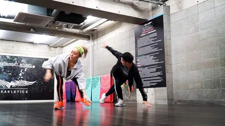 のインスタグラム：「@jess.movement と#breakletics をしました🤸‍♂️🔥 .  Groupのgymにて🏋️‍♂️🔛 .  @improvement.studio .  全身運動で筋トレにもなるから、楽しいのに身体はしっかりつかえてる💛 .  楽しく出来るtraining💪❤️ . 本当にjessはストイックだし、メンタルの強者🔥 .  いつも楽しいtrainingをありがとう🤩💪💛 .  BREAKLETICSってなあに？って方に🤷‍♀️✨ . 【BREAKLETICS】 腹筋、スクワット、腕立て伏せのようなトレーニングに基づいた動きに、ブレイクダンスの要素が組み合わされています。 スタミナ、バランス感覚、リズム感、柔軟性、筋力など、総合的な基礎運動能力が身につくんだそう。 .  いつものtrainingの中に、 BREAKLETICSを取り入れて、 楽しい #fitnesslife を🤸‍♂️🤸🏿‍♀️🤸‍♂️🤸🏿‍♀️💕 . .  身体も中身も健康になって、免疫力高めて、 感染症を吹き飛ばそう🔥🔥🔥 . .  #improvementstudio #trainning#fitness #gym #fitnesslife #fitnessgirl #breakletics #healthy #exciting #美body#カメラ回ってない時は悶絶してます」
