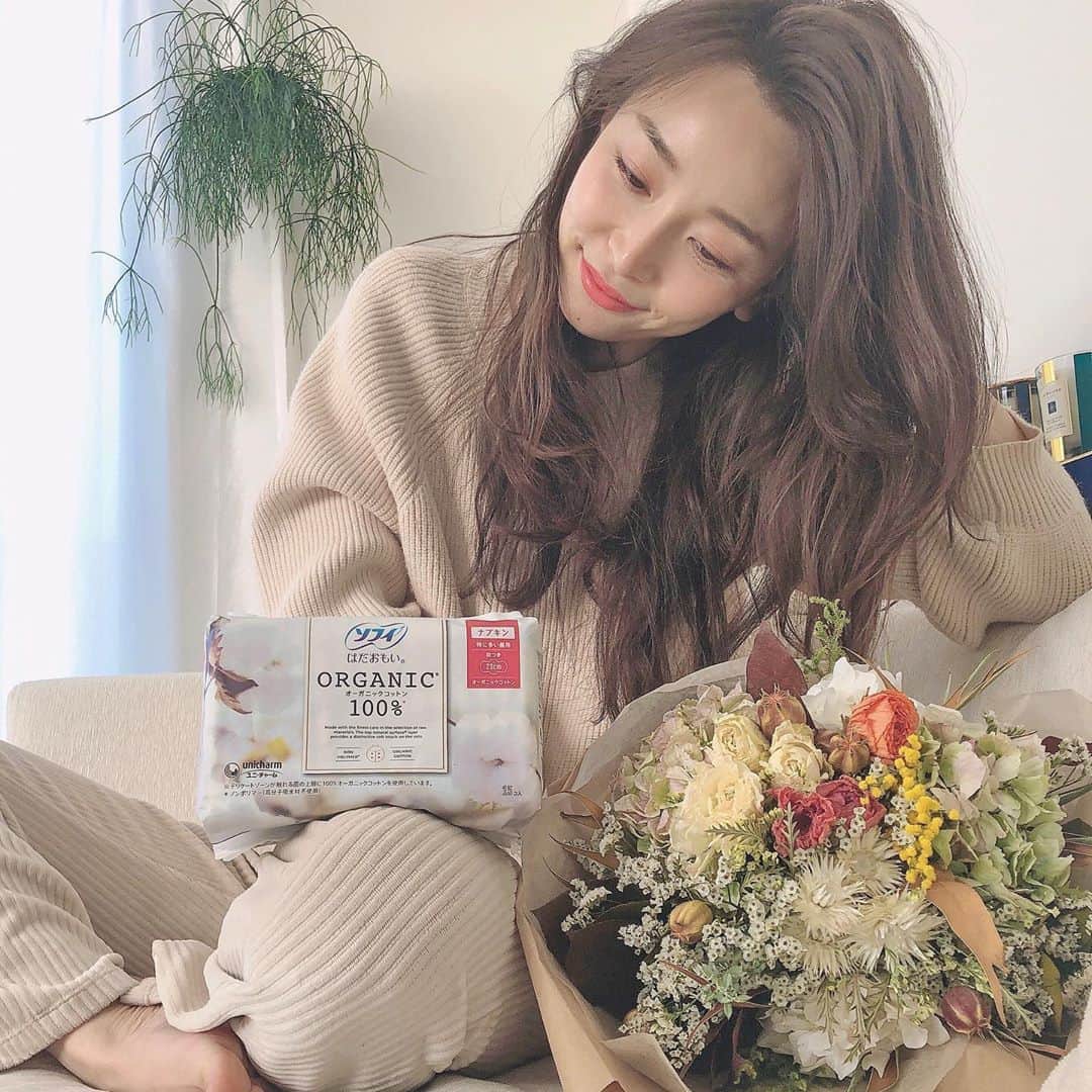 佐々木あさひのインスタグラム：「生理の日は我慢しない日って決めている😌食事も睡眠も感情も。 毎月の不快な日々を私達よく頑張ってると思うんです。だからいつも以上に心地良く暮らすことを大切にしてます🏡 そのひとつでオーガニックコットンのナプキンに出会えたのは大きいかも。肌触りの良さと負担の無さは使えば使うほど実感出来てるし、少し前と比べても買いやすくなった！ はだおもいのオーガニックナプキンは初めて試したけど、モワッと湿気がこもらなくて肌あたりも良かった😚ダブルウィングになっているところも横漏れを防いでくれて好き👍 来月もお世話になります🚺 . さぁ今日も頑張らないで行きましょう❤️ . #じぶんにいいこと #ソフィオーガニック #supported #PR」