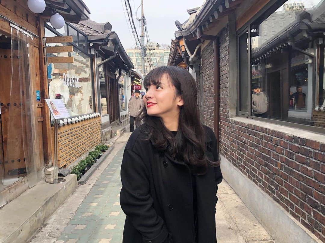 横山紗弓さんのインスタグラム写真 - (横山紗弓Instagram)「ㅤㅤ 有給韓国旅行おわり🇰🇷 そんなに寒くもなくて過ごしやすかった！ 新型肺炎の影響はすごくて、私も含め、 み〜んなマスクマンでちょっと怖かったけど 無事、帰国しました☺︎ 今回の旅のいちばんの思い出は、人生初カジノ💸 1ヶ月分の給料以上のお金を数時間で手にしました。 写真のこの場所は、どハマりしたドラマ「トッケビ」のロケ地で 偶然通りかかって、むちゃくちゃテンション上がった🧣 #韓国 #弘大 #パラダイスカジノ #グランドウォーカーヒル」1月30日 18時47分 - 1129sym