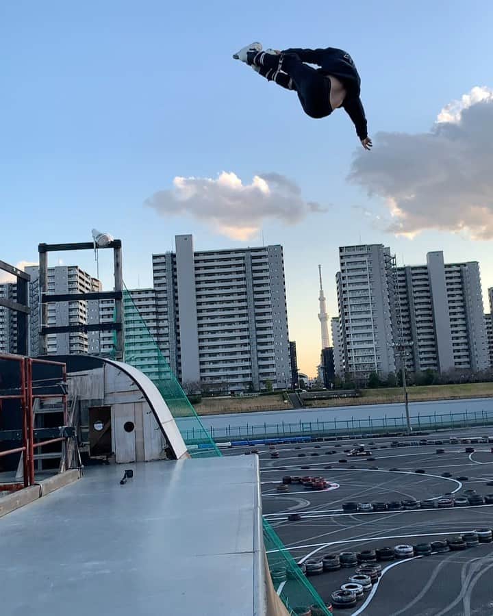 安床武士のインスタグラム：「ROCKET AIR with #tokyoskytree !! 🎥 @thirikoa . @usdskates  @goodskates_inc  @canamonroad_japan  @lzbn_official  @papasu1048」