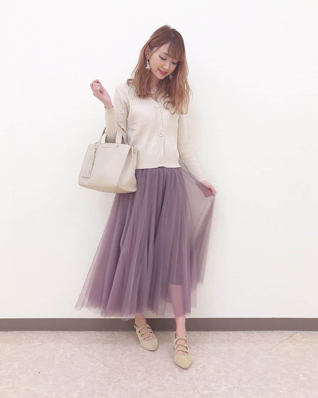 のインスタグラム：「𝐜𝐨𝐨𝐫𝐝𝐢𝐧𝐚𝐭𝐞 ❤︎ . 久々にコーデのせる💓カーディガンとチュールスカート どちらも @fifth_store でGETしたよ₍ ᐢ. ̫ .ᐢ ₎❕❕ . カーディガンは今はアウターとあわせてるけど春になったら 1枚で着れるしずっと長く使えそう🌸シンプルで良き◎ . チュールスカートもボリュームたっぷりで実物めっちゃ 可愛かった♥️ダスティーピンクの色味大人っぽくて好き✨ . 今なら60%OFFクーポンもでてたよ😳♡ . . #fifth #fifthtl #フィフス #チュールロングスカート #コンパクトリブニットカーディガン #ootd #coordinate #フェミニン #ロングスカート #カーディガン #コーディネート #160cm以上コーデ #高身長コーデ #スカートコーデ #きょコ #お洒落さんと繋がりたい #りぱコーデ .」