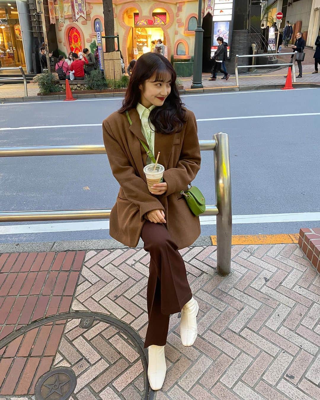河﨑莉奈さんのインスタグラム写真 - (河﨑莉奈Instagram)「🤎💚 今日は　@thesame_shibuya でバストケア受けてきたよ( ◠‿◠ )✌︎ 背中も肩もしっかりほぐしてくれてふっくらバストにしてくれました♡ 通いたい！  お洋服はタグ付けしてます🤍 茶色と緑の組み合わせ初めてしたけどかわいいかも。。👶🏻」1月30日 18時57分 - rinya5588