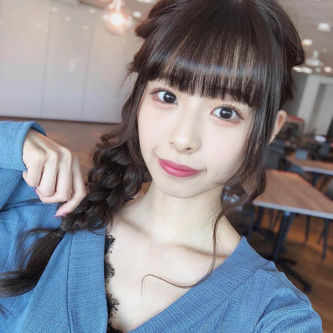 川崎ひかるのインスタグラム：「ご報告🦋💧💕 . . minimo(ミニモ)というアプリのモデルをさせていただきました♡ . アプリ内やサイトなどに出るとおもいます💕 みつけてみてください🥰 . . . . .  #daily #dailylook #selfie #selca #ootd #minimo #데일리 #데일리룩 #셀카그램 #셀카 #셀피 #오오티디 #팔로우 #自撮り #アイドル #美容院 #ヘアカラー #ヘアセット #ヘアアレンジ  #ヘアスタイル #巻き髪 #みつあみアレンジ #三つ編みアレンジ #ミニモ #美容院」