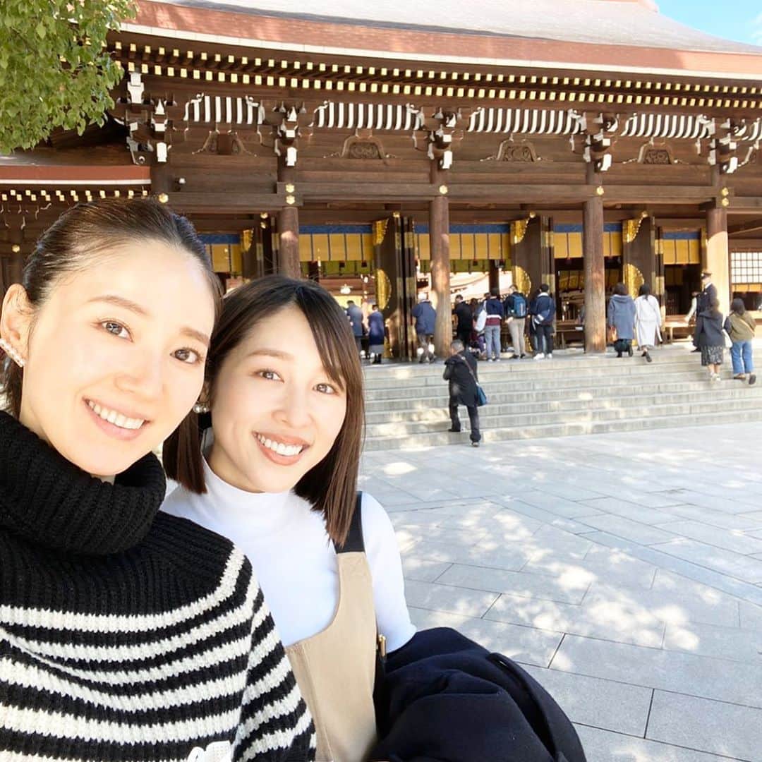 成田沙季のインスタグラム：「少し遅くなりましたが毎年恒例になっている明治神宮への初詣に行ってきました⛩ 天気が良くて緑の間から差し込む光が美しかった♡ @macomyu に会うのは９月ぶり！で嬉しい〜🥺 大好きな安定のおまゆ、です。笑 「全然インスタ投稿しないよね」と言われがちなので少しずつ投稿頑張ってみます😂  #明治神宮 #初詣 #おみくじ  #原宿 #参拝日和」