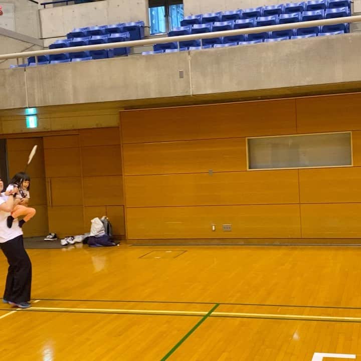 のインスタグラム：「・ ・ とりあえずラケットに当たる楽しさを教えるためには、手を取り一緒にラケットを振る🥰🏸 ・ ・ 楽しそうかは別として、タイミングを覚えさせる💕笑 ・ ・ 姫左手で抱っこは、長いラリーになるとズリ落ちてくる😂 ・ ・ 私のトレーニングにもなりました‼️ ・ ・ #藤井瑞希 #潮田玲子 #可愛い子供達 #英才教育 #なんてね #笑 #休日の一コマ」