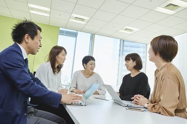 のインスタグラム：「【健康でいることが働き方改革の土台！ロート製薬の健康経営】﻿ ﻿ ヘルス＆ビューティーを中心に、﻿ 幅広い事業を展開するロート製薬。﻿ 製薬事業を展開するロート製薬では、﻿ 「健康産業に従事する上で、自分たちが健康でないと﻿ よりよいものづくりができない」とした、﻿ 「健康経営」に関する取り組みを﻿ 数多く行っています。﻿ ﻿ まず、ロート製薬の１日の始まりは「体操」から。﻿ しかもその体操は日替わりなのだそう。﻿ 運動会や体力測定を実施し、﻿ すべての社員に活動量計を貸与して﻿ １日の歩数などを記録してもらうことで、﻿ 社員それぞれが健康を意識する﻿ 機会を提供しています。﻿ ﻿ 大阪の本社の社屋の一角には、﻿ オリジナルの薬膳ランチや整体、﻿ ヘッドスパなどを提供する﻿ 「スマートキャンプ」という﻿ 福利厚生施設を2004年にオープン。﻿ 当時は社員が増え、しかも﻿ 新商品開発が続いていた時期で、﻿ 体調を崩す社員もいたこともあり、﻿ 社員の健康をサポートするために、﻿ こうした施設を設けたそうです。﻿ ﻿ 社員が健康だからこそ、﻿ 良いものや新しいものを﻿ 生み出すことができ、﻿ 会社が成長していける。﻿ 会社も社員もイキイキする未来を作る﻿ 「働き方改革」の土台は、﻿ 「健康」といえるのかもしれません。﻿ ﻿ 「新しい働き方」のヒントをシェア。﻿ リクルート提供『RECRUIT THE WORK SHIFT』﻿ （ラジオJ-WAVE 81.3FM）での取材です。﻿ https://antenna.jp/articles/9830240﻿ ﻿ 世の中のイノベーティブな「働き方」を朝の時間にお届け ！『RECRUIT THE WORK SHIFT』（J-WAVE 81.3FM）は﻿ 月曜日から木曜日まで、毎朝6:15ごろよりオンエア中です。﻿ これまでの放送回は以下よりご覧いただけます。﻿ https://antenna.jp/articles/5248566﻿ ﻿ その他のリクルートの投稿はこちら👉 @recruit___official﻿ ﻿ #働き方  #RECRUIT﻿ ー﻿ #健康 #働き方改革 #ロート #ロート製薬 #ビューティー #製薬 #健康産業 #ものづくり #健康経営 #経営 #体操 #運動会 #体力測定 #活動量計 #歩数 #薬膳 #薬膳ランチ #整体 #ヘッドスパ #福利厚生 #福利厚生施設 #社員 #新商品開発 #商品開発 #成長 #未来 #体調」