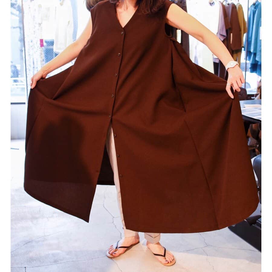 nanaさんのインスタグラム写真 - (nanaInstagram)「ㅤ 2020年デビューブランド @lelill_official の Summer collection 2020へ🌴 ㅤ ㅤ シンプルなんやけど技ありなデザインがツボ😍 その上、機能性がバツグンで最高なお洋服たちが それはそれはいっぱいで🤤❤️ ㅤ ㅤ あらもこれもそれも欲しくなったけど🥺 3.2m（だった気がする😅）の生地を たーっぷり使ったブラウンのワンピにした🍫💓 家で洗えるし、シワになりにくいし、 脇汗気にならないし、吸水性いいし、 良いことづくめの最高ワンピ✨✨ ㅤ ㅤ ㅤ ㅤ ㅤ #lelill #レリル #展示会 #exhibition #2020ss #fashion #ootd #coordinate #大人カジュアル  #locari mery  #beaustagrammer  #シンプルコーデ #大人コーデ #大人シンプル #mineby3mootd #instafashion #fashionblogger #fashionista #데일리록 #코디 #옷스타그램 #멋스타그램 #穿搭 #오오티디」1月30日 19時11分 - nanapanda517