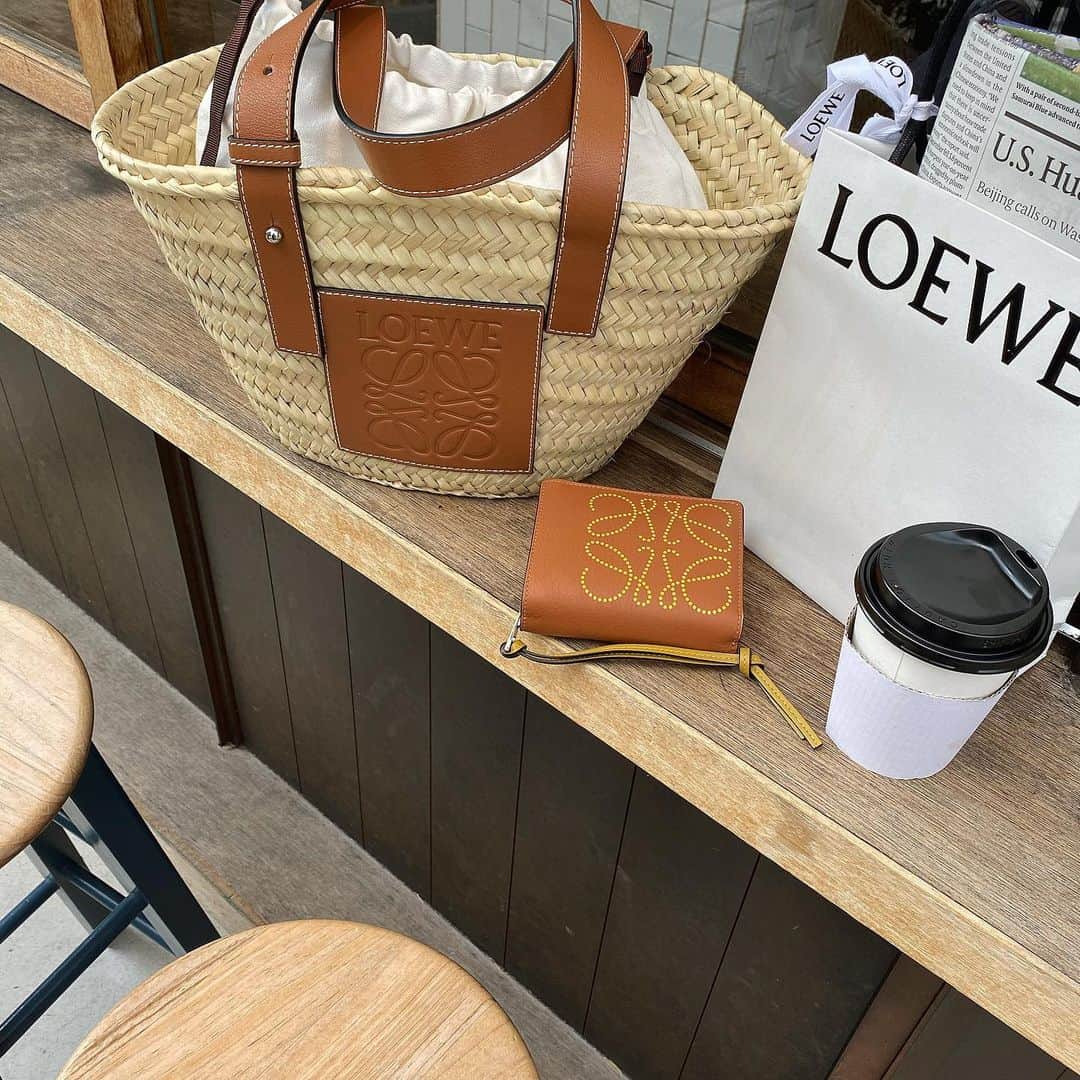 美生のインスタグラム：「New wallet🤎﻿💛 ﻿ ﻿ 👨🏾いつもありがとう🙏🏻♡﻿ ﻿ 久しぶりに持ったけど﻿ やっぱりカゴバッグかわいい♡﻿ ﻿ ﻿ ﻿ @loewe ﻿ ﻿ ﻿ #loewe﻿ #ロエベ」