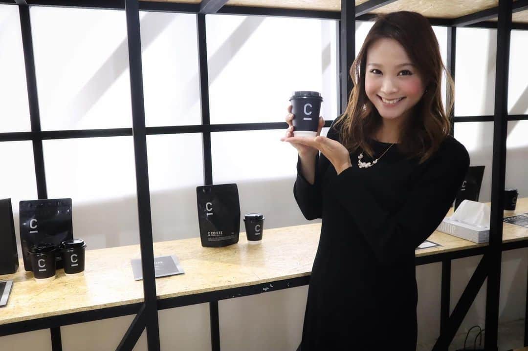 のインスタグラム：「. 今日は仕事終わりに、1/28に発売したチャコールクレンズができるコーヒー「C COFFEE」  @c_coffee_official を飲みに行ってきました☕️﻿ 表参道にあるポップアップショップで、明日16時まで無料でコーヒーがいただけます🤗﻿ 無料ってすごい😍﻿ 少しゆっくりできるスペースもあるので、お近くに行かれる方は一休みにもオススメ👍﻿ ﻿ このコーヒー、炭の粉末が入っているんです🙌﻿ 炭はクレンズ効果があるそう😊﻿ ブラジル産コーヒーパウダーに、国産の赤松炭・竹炭、さらにMCTオイルまで入っていて、「無理をせずに」キレイを求める女性に向けた商品になっているとのこと😇﻿ コンセプトに沿ったとってもおしゃれなNikiさん、田辺莉咲子さんの広告も注目です🥳﻿ ﻿ 味は私は思っていたよりさっぱりしている気がしました😘﻿ 炭が入ってるので、色はかなり濃く黒っぽいですが、クセもなく飲みやすくて美味しかったです💕﻿ 私は朝の一杯に飲みたいなと思いました😌﻿ ﻿ ポップアップショップではブラックとラテが選べますが、実はポップアップショップではラテアートも無料で出来るんです😆﻿ 私はベトナム フーコック島のヤシの木に🌴﻿ スワイプして見てみてください😋 携帯の写真からできるので、顔写真でも良いんですよ😁﻿ ポップアップショップに行かれたら、ぜひラテを頼んでラテアートもしてみてください🤩﻿ ﻿ パッケージはシンプルですが、炭と言われると納得するデザイン✨﻿ ポップアップショップは明日の16時までですが、コーヒーはネットで購入できるので、気になる方はぜひ❤️﻿ .﻿ #PR #C_COFFEE  #Niki  #IDLMs. #CHARCOAL #COFFEE #DIET #eoskissm #canoneoskissm﻿ #チャコールクレンズ #チャコールコーヒー #無理せずキレイ #炭 #コーヒー #美容 #田辺莉咲子 #アイドラ #頑張らない #ダイエット #チャコールコーヒーダイエット #チャコール #デトックス #クレンズ #ファスティング #コーヒーのある暮らし #コーヒー好きな人と繋がりたい #おしゃれさんと繋がりたい #おしゃれ ﻿」