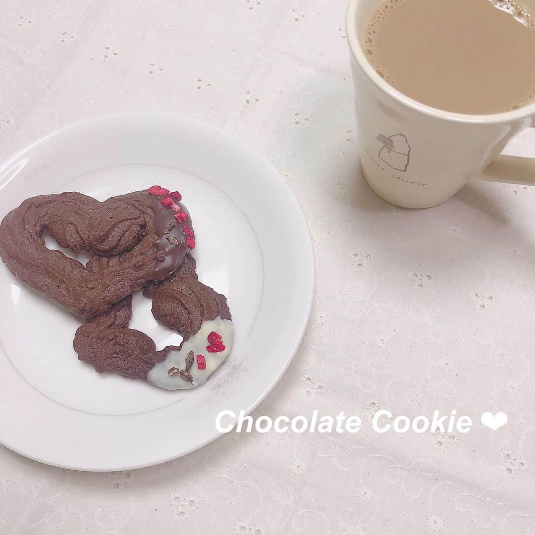 のインスタグラム：「🕊 久しぶりの #おうちカフェ ！ ハート型のチョコレートクッキーを作りました！ . 絞り袋に生地をいれて、 ハート型に絞ってつくりました♡ . いかがでしょう〜〜👩🏻‍🍳 . . . #なづなカフェ #クッキー作り #cooking」